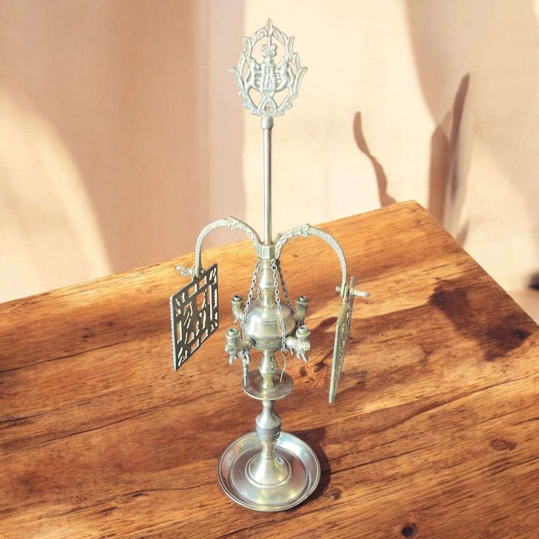Velón de metal dorado decorativo con símbolos rituales - Cositas Antiguas – La Guadaña, Anticuarios Online en Jerez , vender antigüedades, muebles antiguos