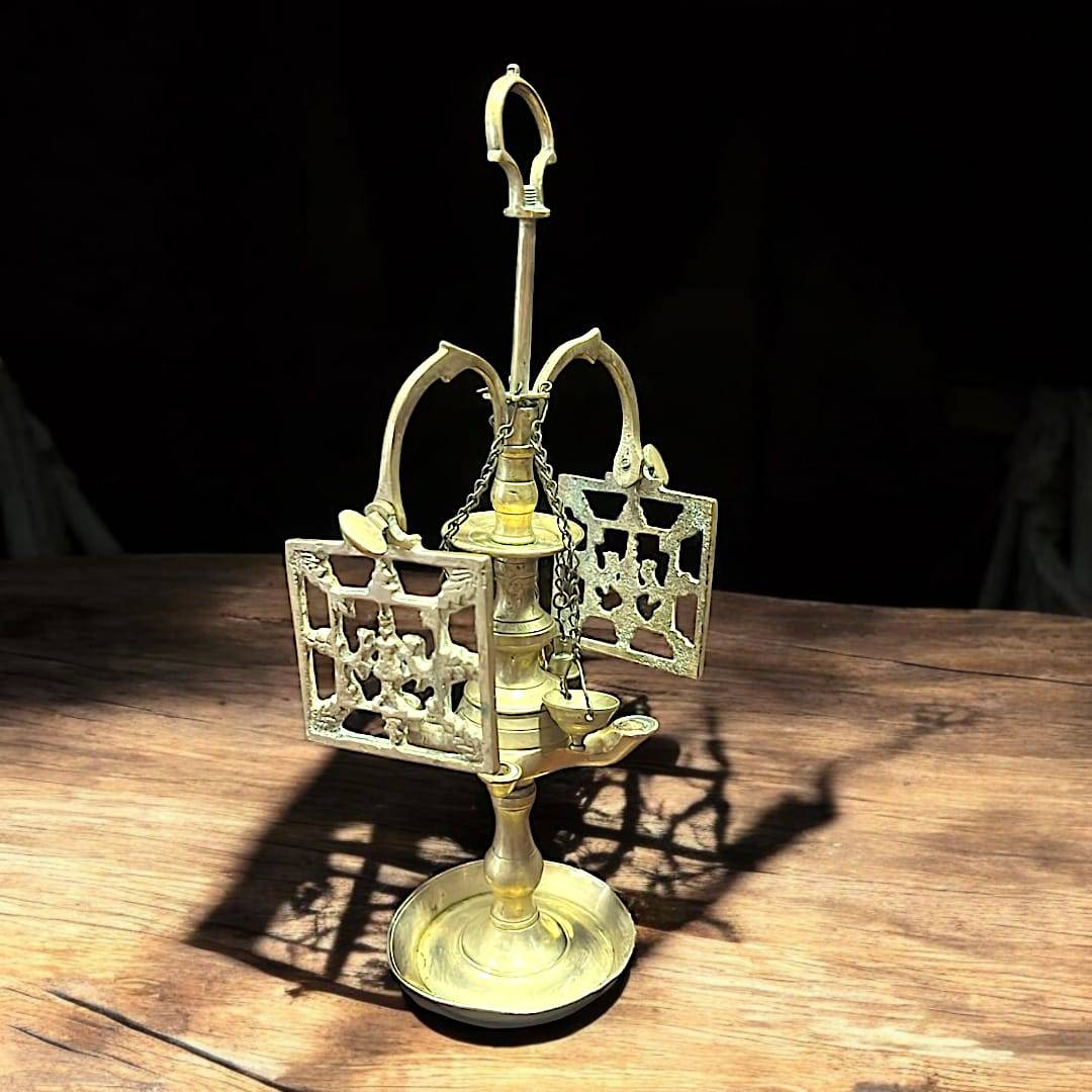 Velón pequeño de metal tallado – Decoración única - Cositas Antiguas – La Guadaña, Anticuarios Online en Jerez , vender antigüedades, muebles antiguos