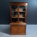 Vitrina de madera con puertas de cristal elegante - Cositas Antiguas – La Guadaña, Anticuarios Online en Jerez , vender antigüedades, muebles antiguos