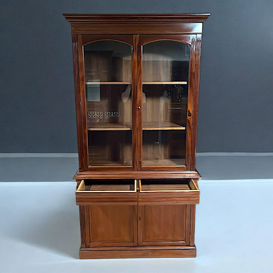 Vitrina de madera con puertas de cristal elegante - Cositas Antiguas – La Guadaña, Anticuarios Online en Jerez , vender antigüedades, muebles antiguos