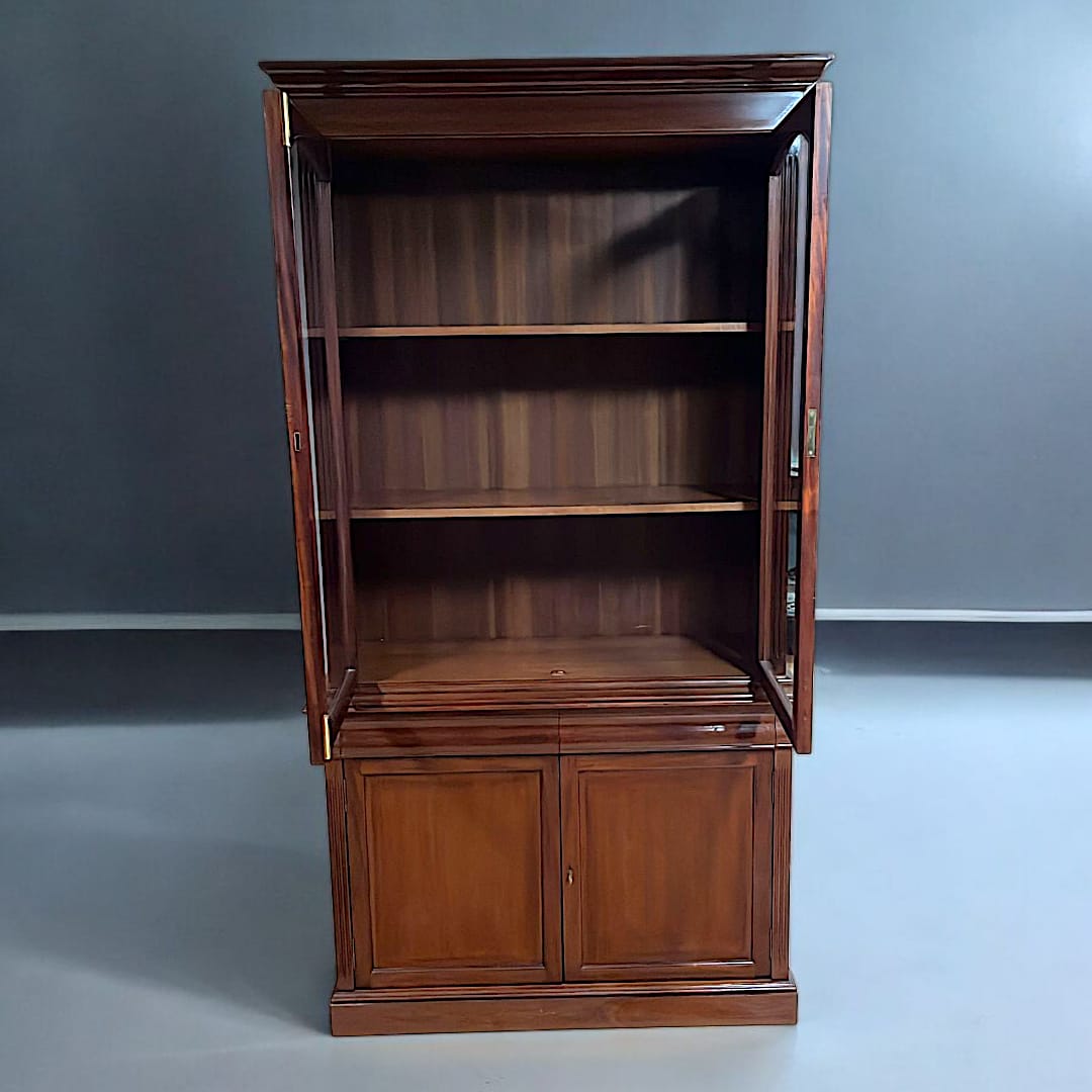 Vitrina de madera con puertas de cristal elegante - Cositas Antiguas – La Guadaña, Anticuarios Online en Jerez , vender antigüedades, muebles antiguos