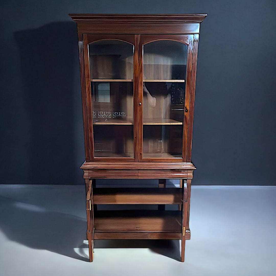 Vitrina de madera con puertas de cristal elegante - Cositas Antiguas – La Guadaña, Anticuarios Online en Jerez , vender antigüedades, muebles antiguos