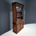 Vitrina de madera con puertas de cristal elegante - Cositas Antiguas – La Guadaña, Anticuarios Online en Jerez , vender antigüedades, muebles antiguos