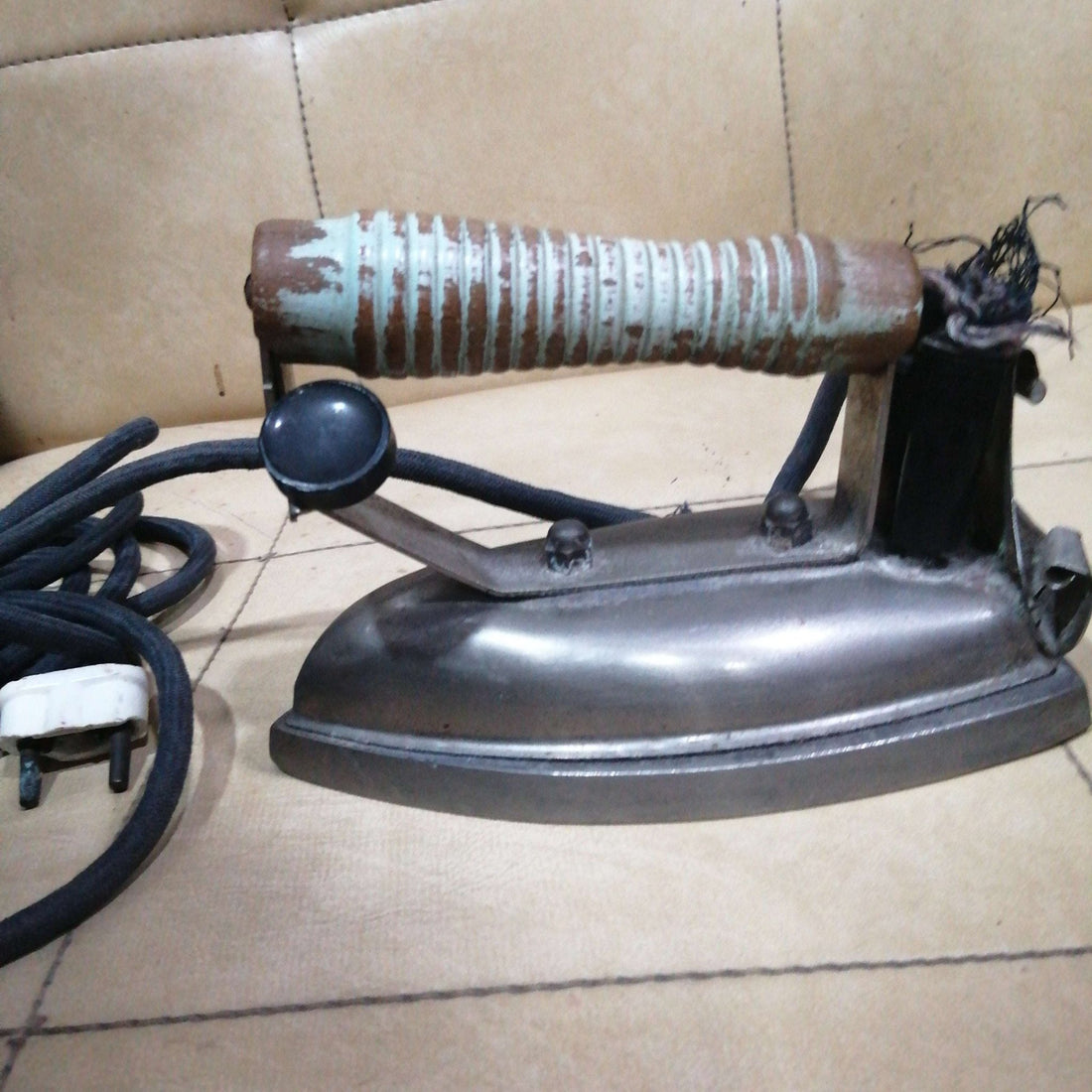 Plancha eléctrica antigua: ideal decoración vintage - Cositas Antiguas – La Guadaña, Anticuarios Online en Jerez , vender antigüedades, muebles antiguos