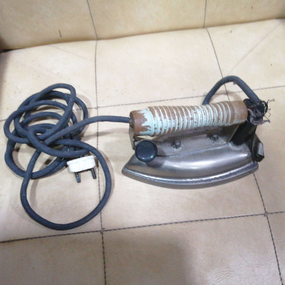 Plancha eléctrica antigua: ideal decoración vintage - Cositas Antiguas – La Guadaña, Anticuarios Online en Jerez , vender antigüedades, muebles antiguos