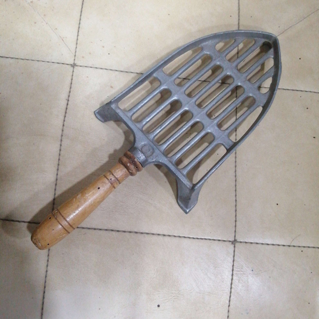 Descansadero de Aluminio y Madera para Planchas - Cositas Antiguas – La Guadaña, Anticuarios Online en Jerez , vender antigüedades, muebles antiguos