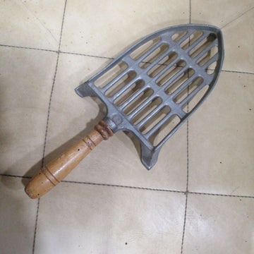 Descansadero de Aluminio y Madera para Planchas - Cositas Antiguas – La Guadaña, Anticuarios Online en Jerez , vender antigüedades, muebles antiguos