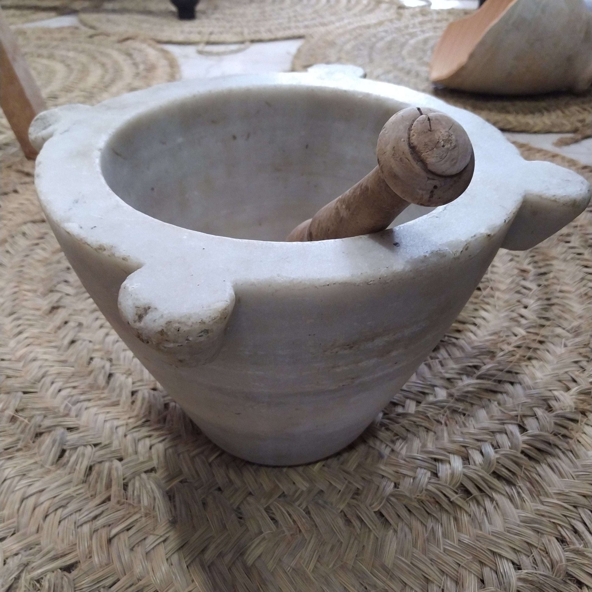 Mortero de mármol blanco antiguo – Elegancia y precisión - Cositas Antiguas – La Guadaña, Anticuarios Online en Jerez , vender antigüedades, muebles antiguos