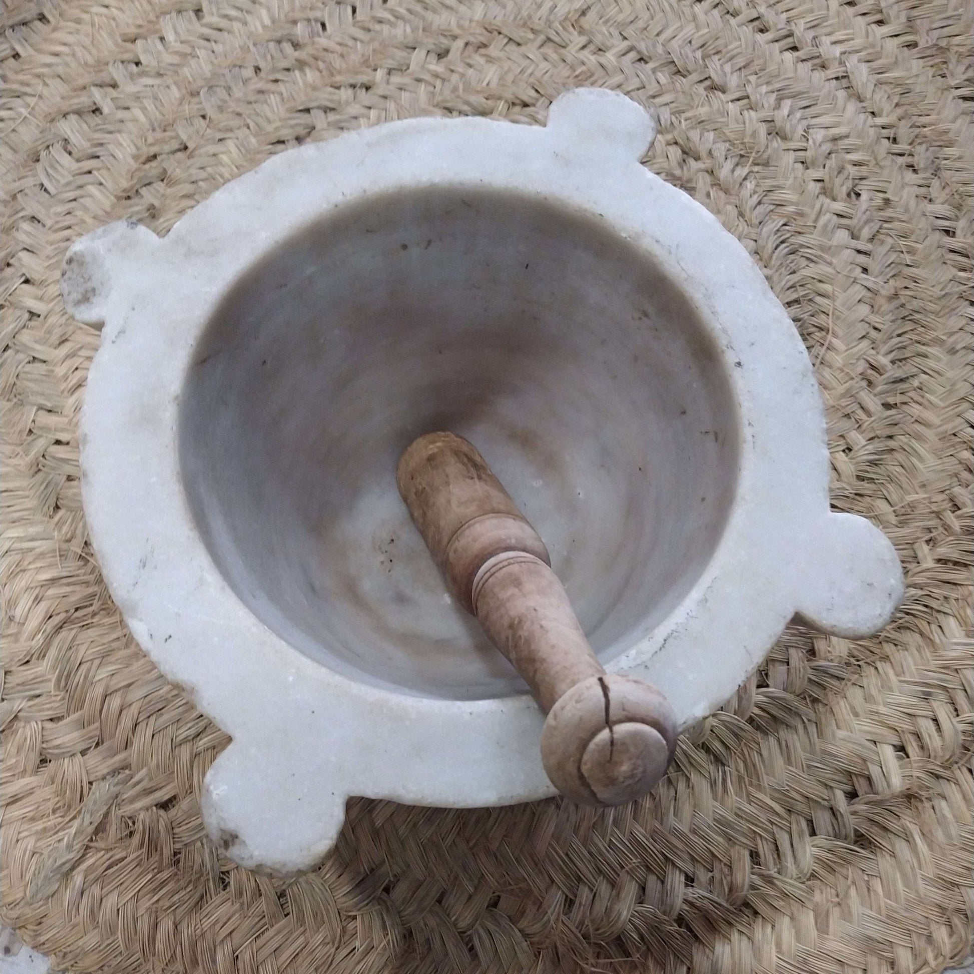 Mortero de mármol blanco antiguo – Elegancia y precisión - Cositas Antiguas – La Guadaña, Anticuarios Online en Jerez , vender antigüedades, muebles antiguos