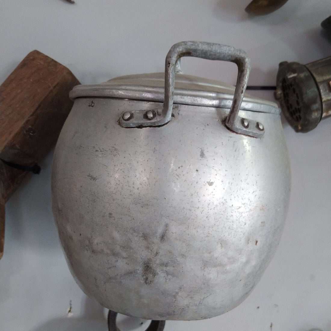 Olla de aluminio con tapa - Cocina vintage de calidad - Cositas Antiguas – La Guadaña, Anticuarios Online en Jerez , vender antigüedades, muebles antiguos