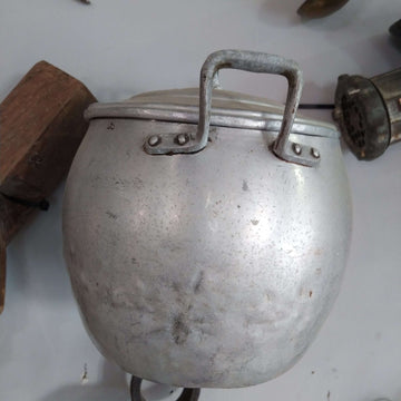 Olla de aluminio con tapa - Cocina vintage de calidad - Cositas Antiguas – La Guadaña, Anticuarios Online en Jerez , vender antigüedades, muebles antiguos