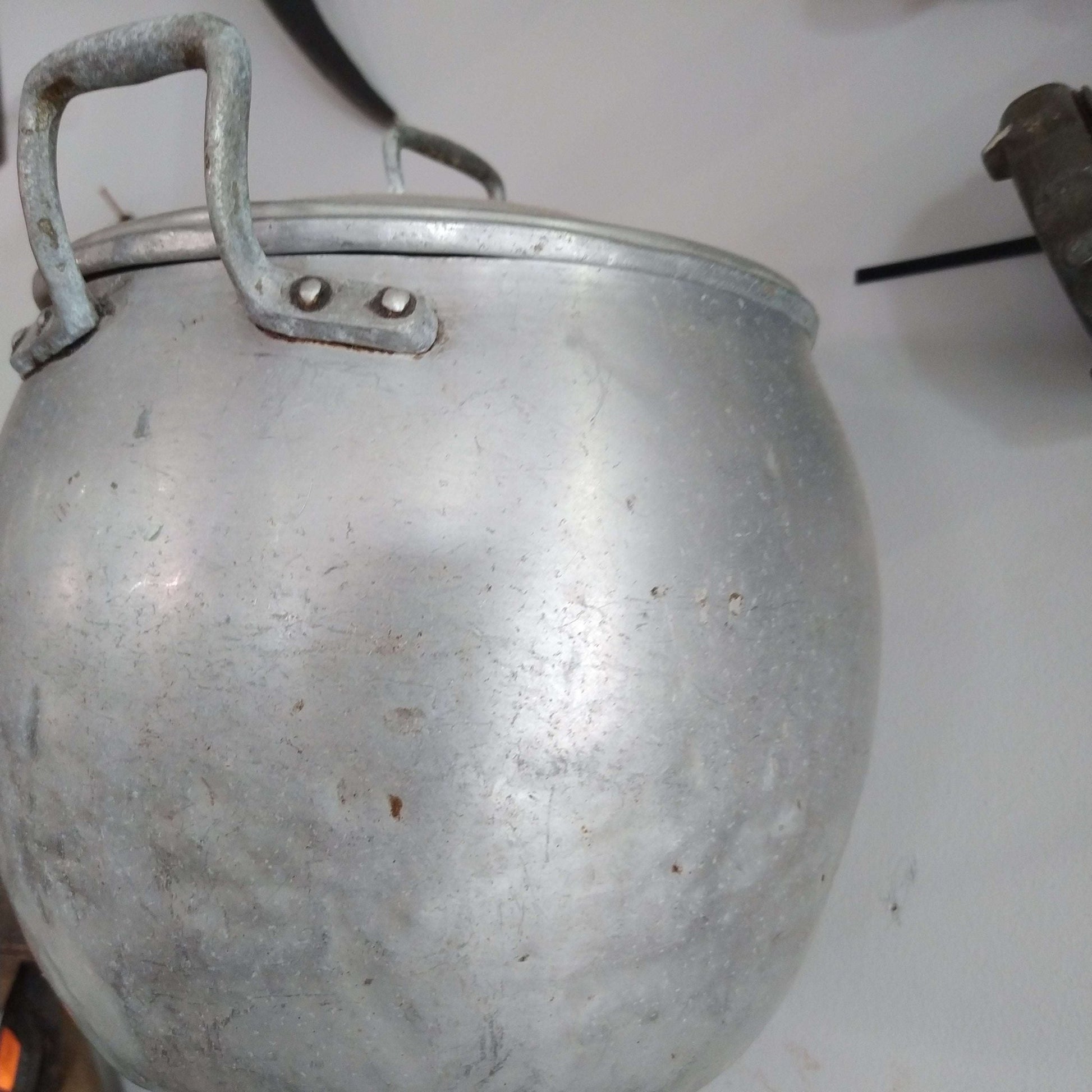 Olla de aluminio con tapa - Cocina vintage de calidad - Cositas Antiguas – La Guadaña, Anticuarios Online en Jerez , vender antigüedades, muebles antiguos