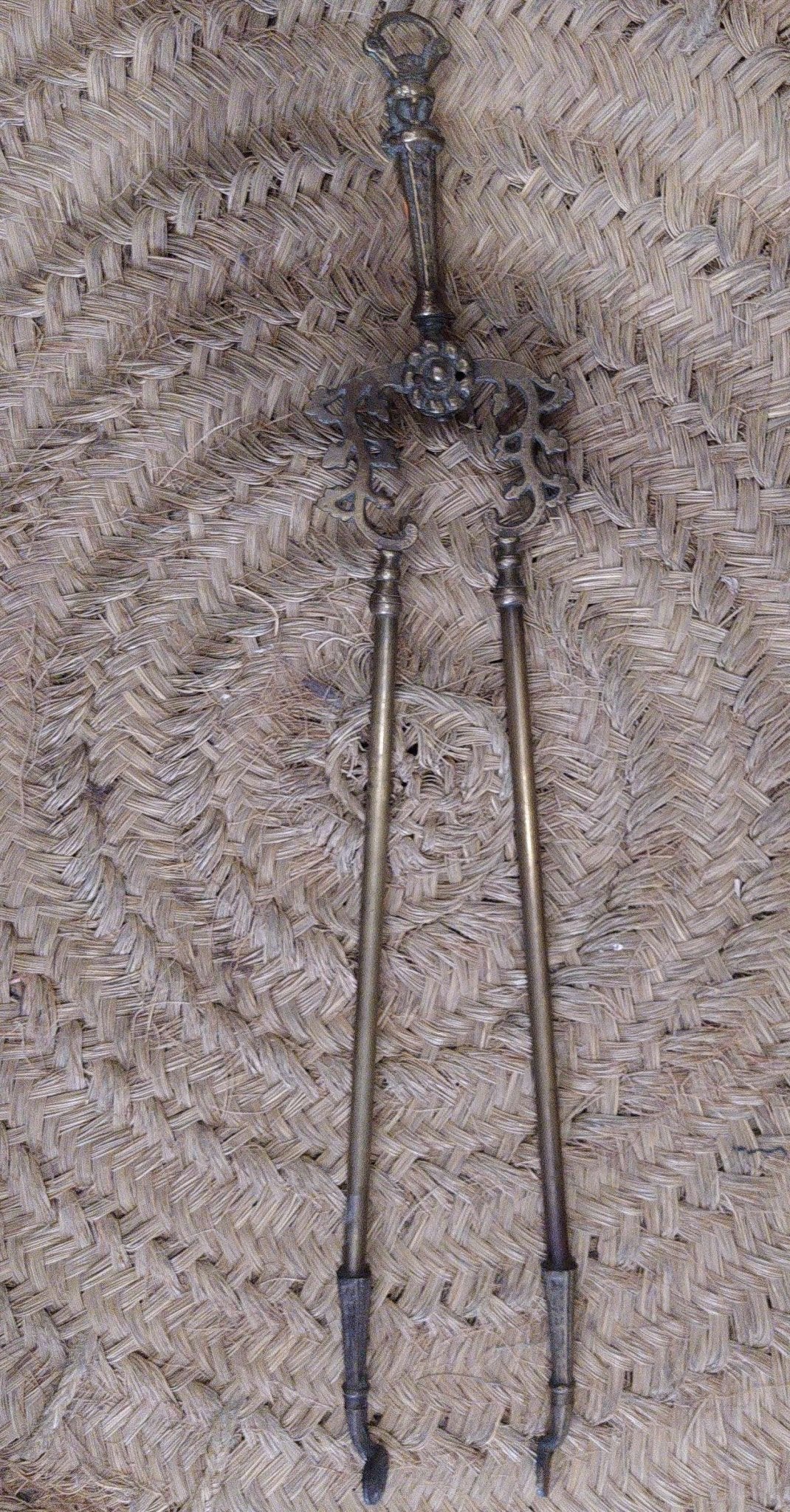 Pinza de chimenea en bronce | Decoración antigua y elegante. - Cositas Antiguas – La Guadaña, Anticuarios Online en Jerez , vender antigüedades, muebles antiguos