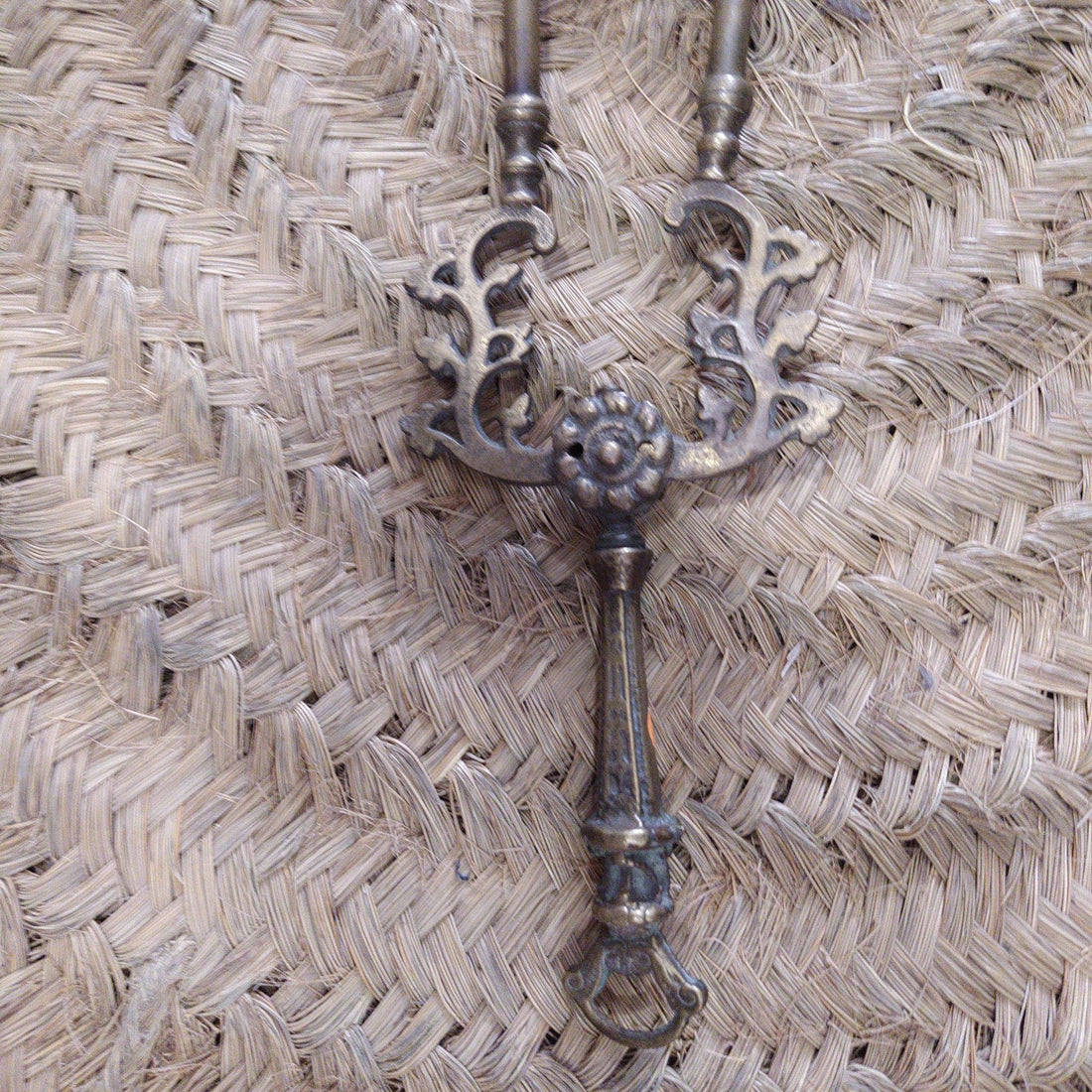 Pinza de chimenea en bronce | Decoración antigua y elegante. - Cositas Antiguas – La Guadaña, Anticuarios Online en Jerez , vender antigüedades, muebles antiguos