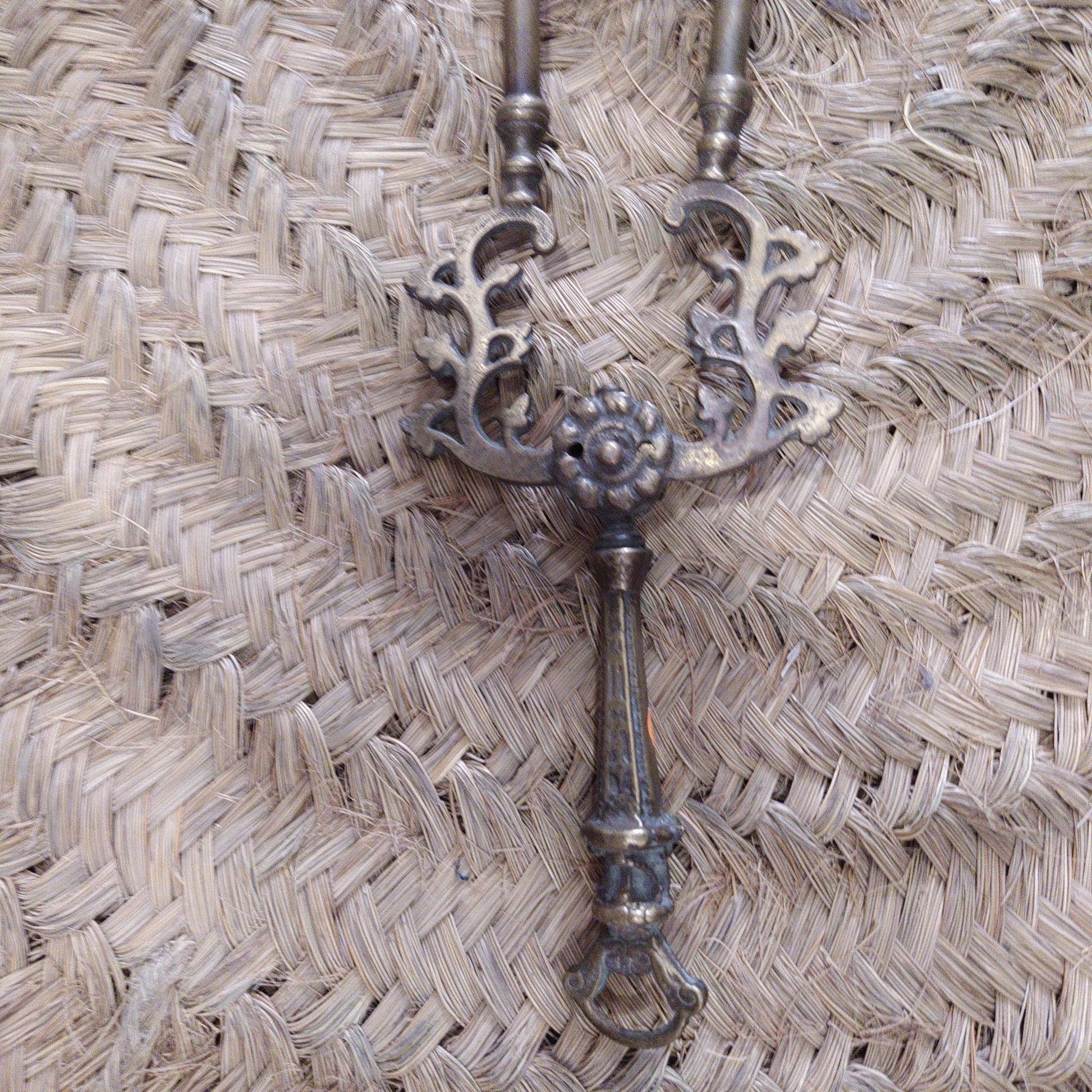 Pinza de chimenea en bronce | Decoración antigua y elegante. - Cositas Antiguas – La Guadaña, Anticuarios Online en Jerez , vender antigüedades, muebles antiguos