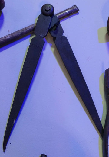Compás de Tonelero Antiguo en Hierro - Herramienta Vintage - Cositas Antiguas – La Guadaña, Anticuarios Online en Jerez , vender antigüedades, muebles antiguos