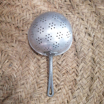 Escurridor de aluminio antiguo en perfecto estado - Cositas Antiguas – La Guadaña, Anticuarios Online en Jerez , vender antigüedades, muebles antiguos