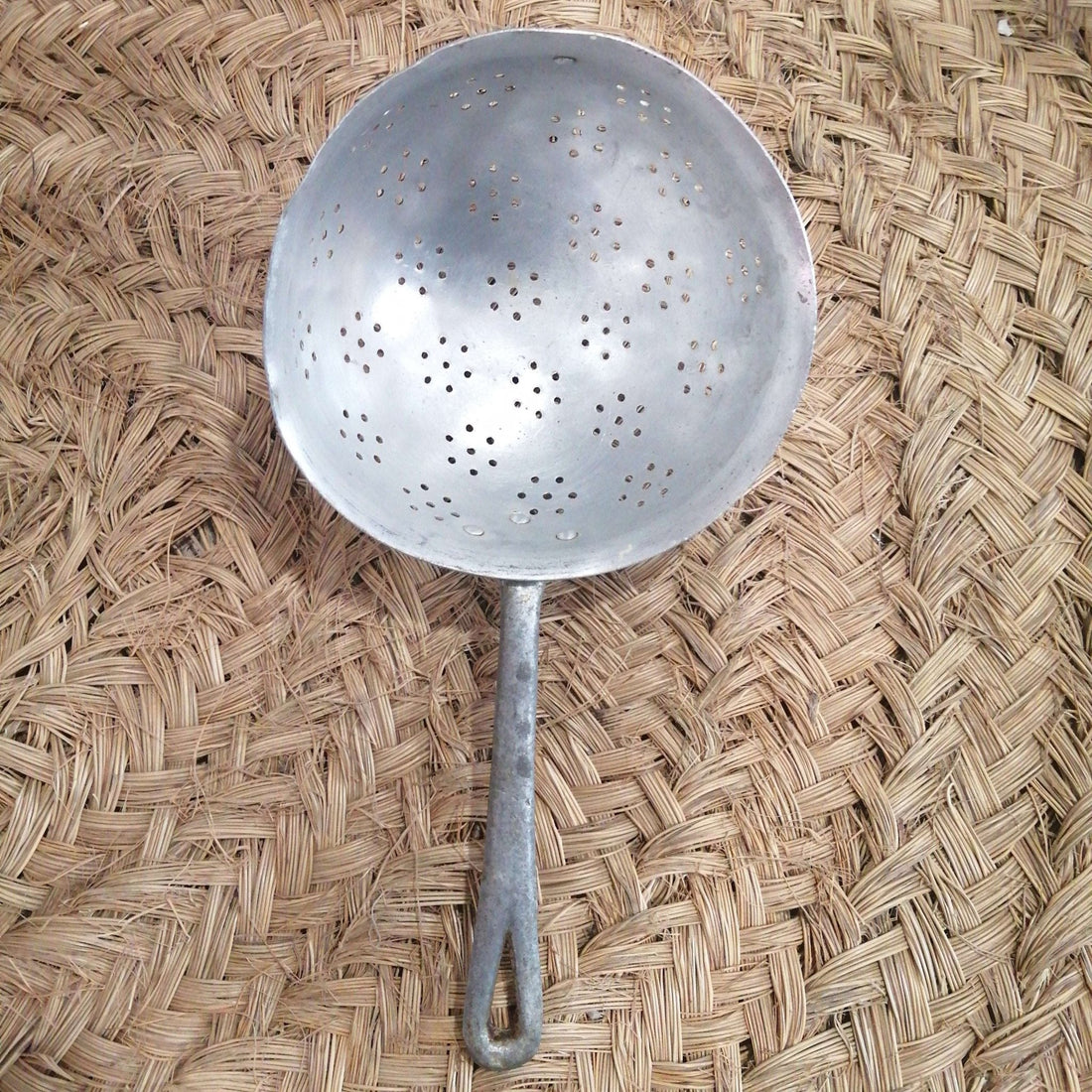 Escurridor de aluminio antiguo en perfecto estado - Cositas Antiguas – La Guadaña, Anticuarios Online en Jerez , vender antigüedades, muebles antiguos