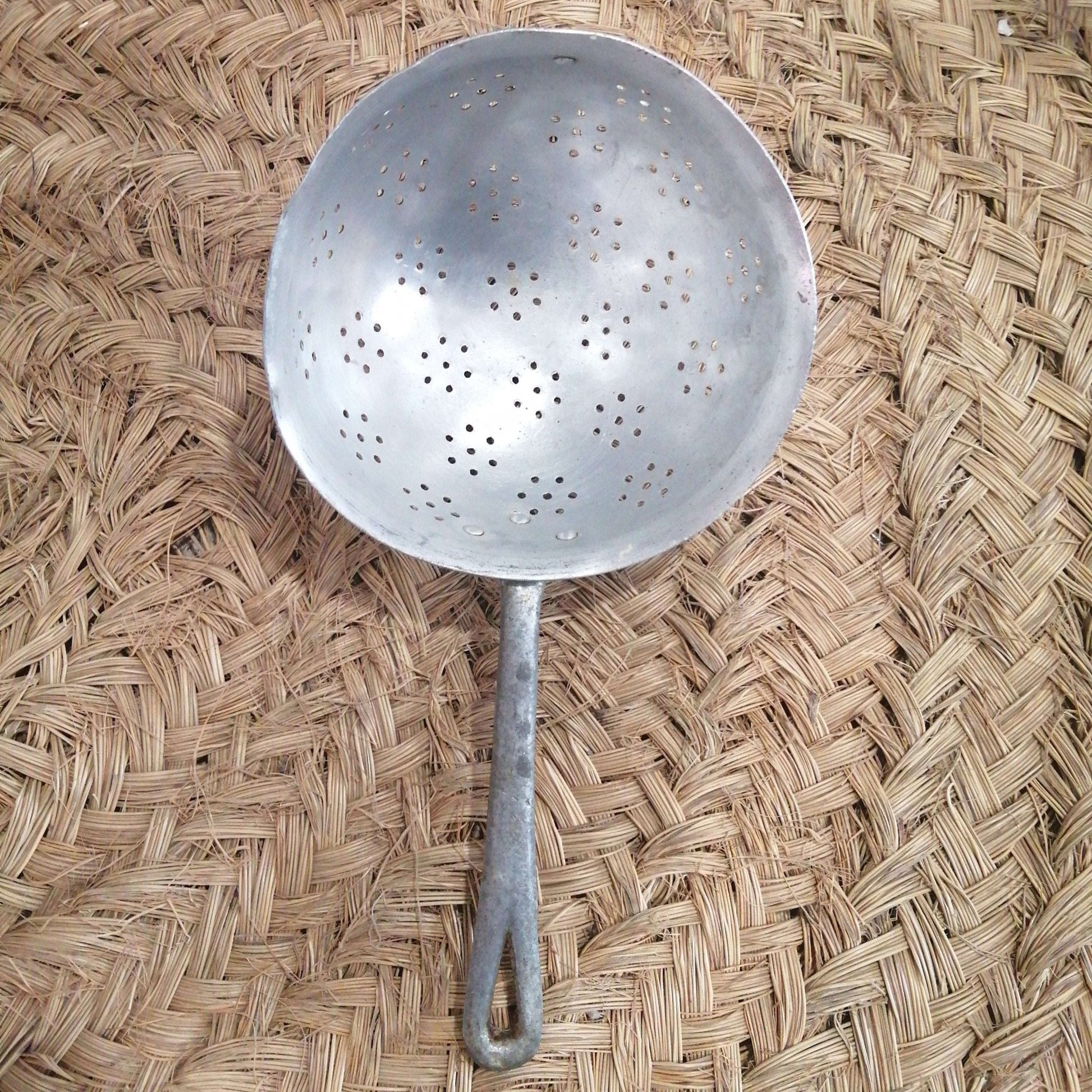 Escurridor de aluminio antiguo en perfecto estado - Cositas Antiguas – La Guadaña, Anticuarios Online en Jerez , vender antigüedades, muebles antiguos