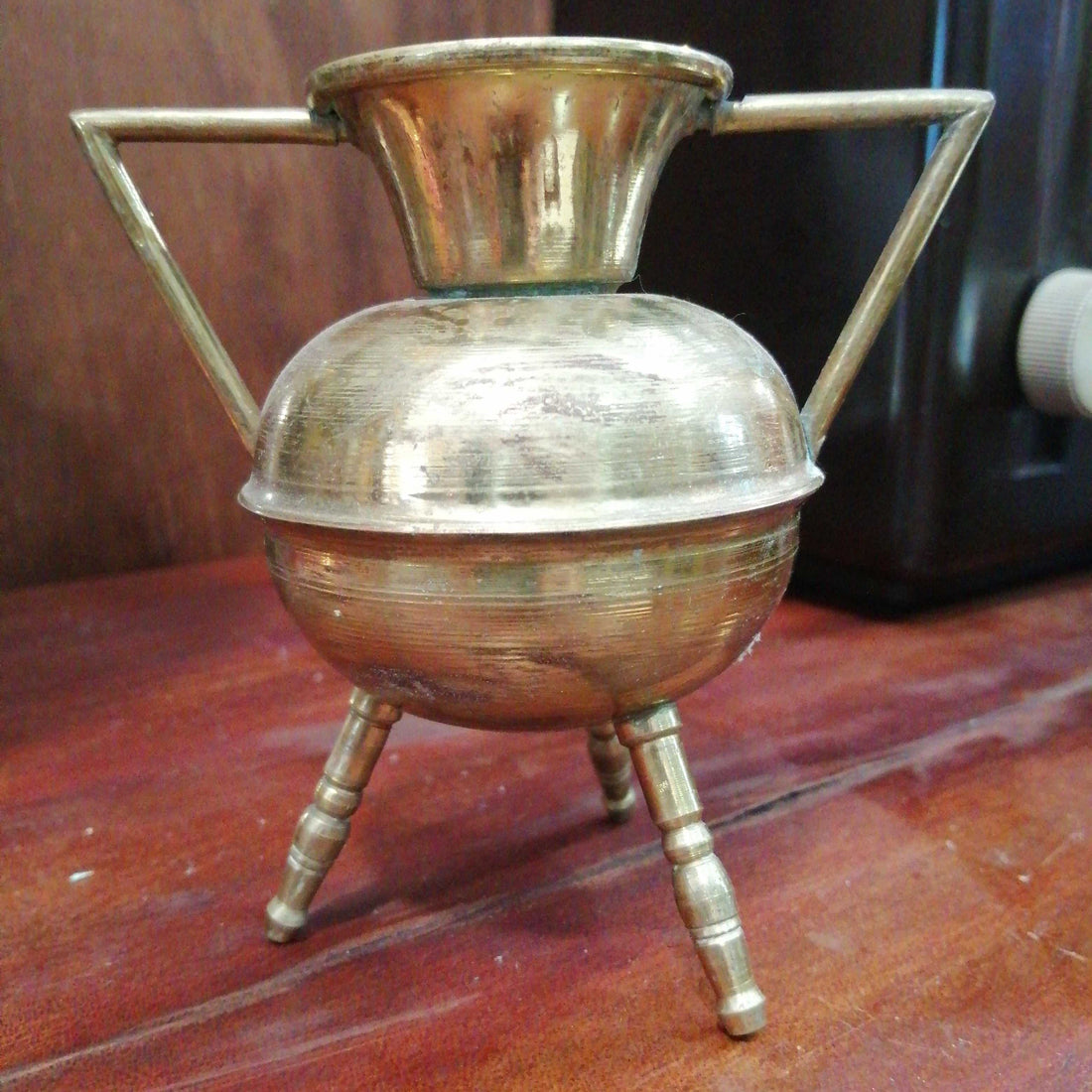 Macetero pote gallego de metal con tres patas, ideal decoración - Cositas Antiguas – La Guadaña, Anticuarios Online en Jerez , vender antigüedades, muebles antiguos