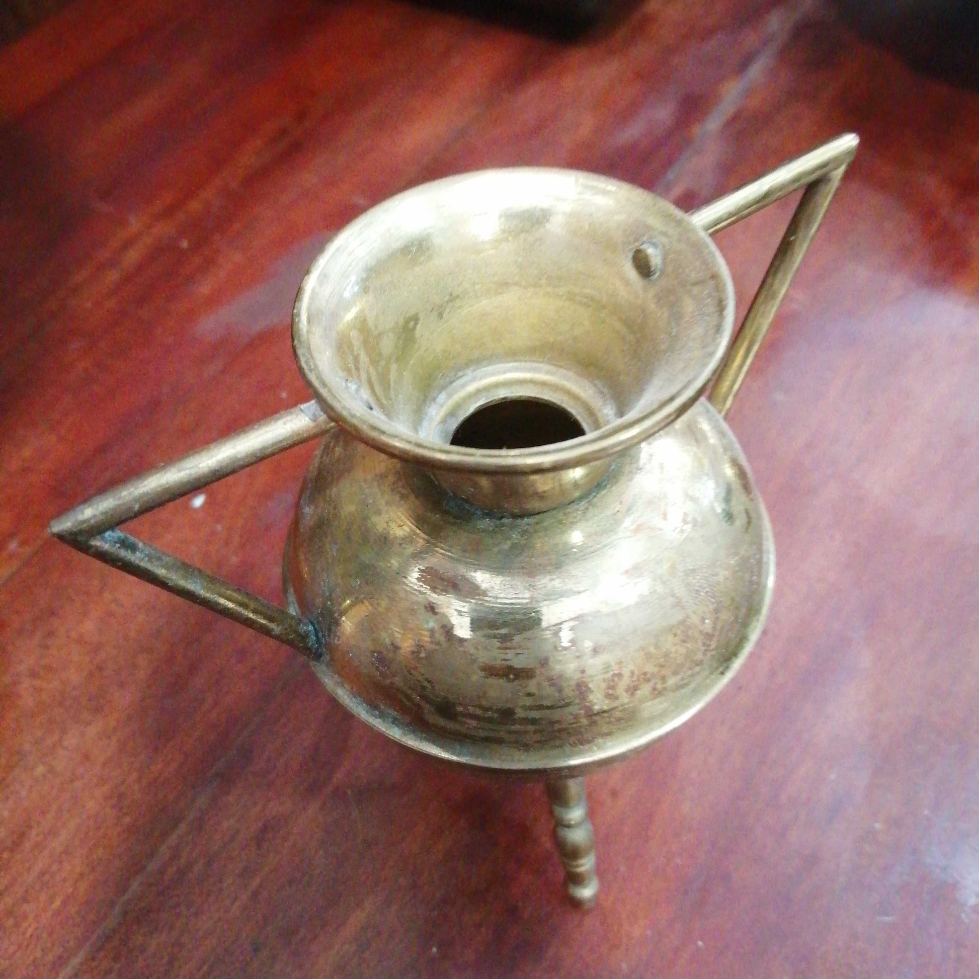 Macetero pote gallego de metal con tres patas, ideal decoración - Cositas Antiguas – La Guadaña, Anticuarios Online en Jerez , vender antigüedades, muebles antiguos