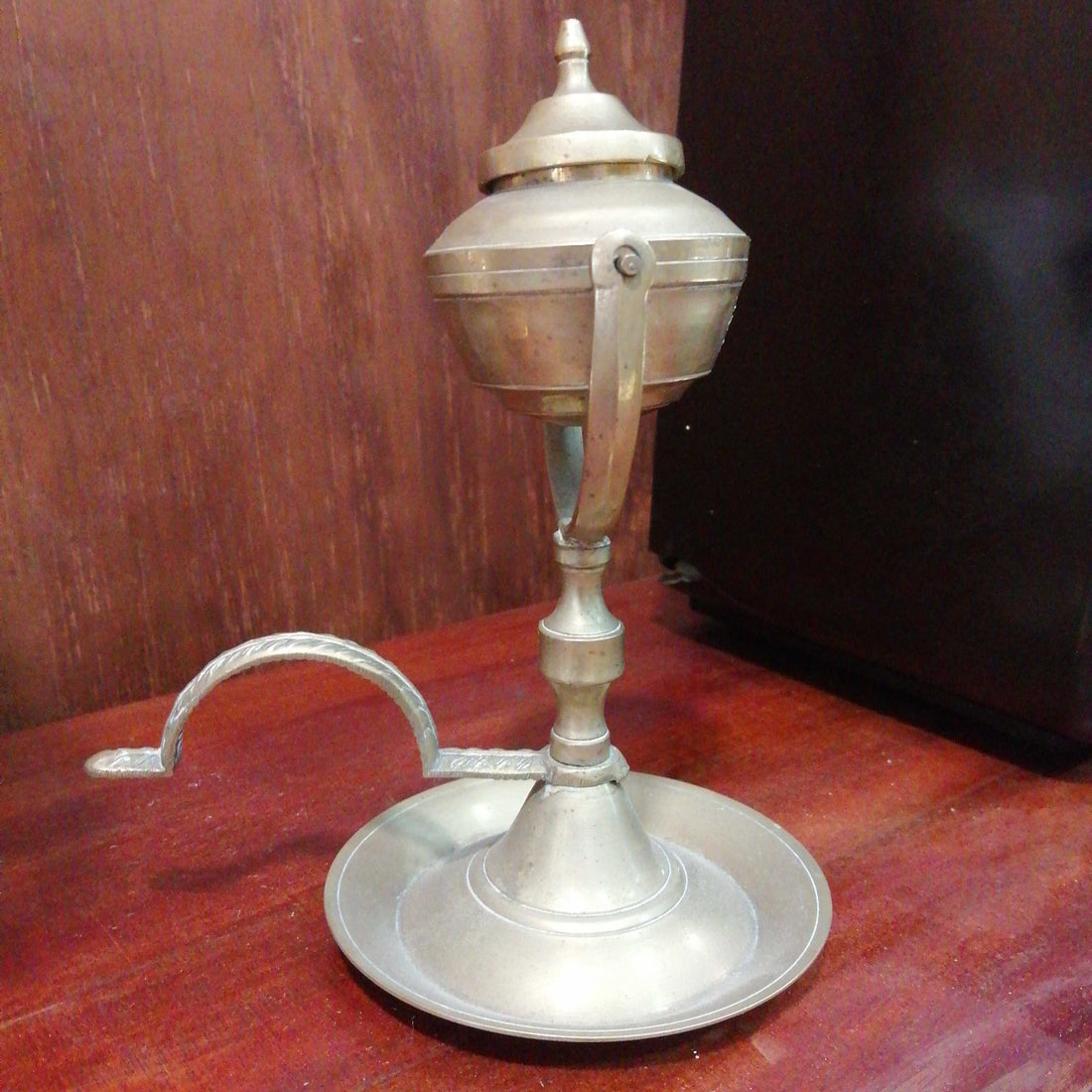 Candil de aceite en metal basculante | Excelente calidad - Cositas Antiguas – La Guadaña, Anticuarios Online en Jerez , vender antigüedades, muebles antiguos