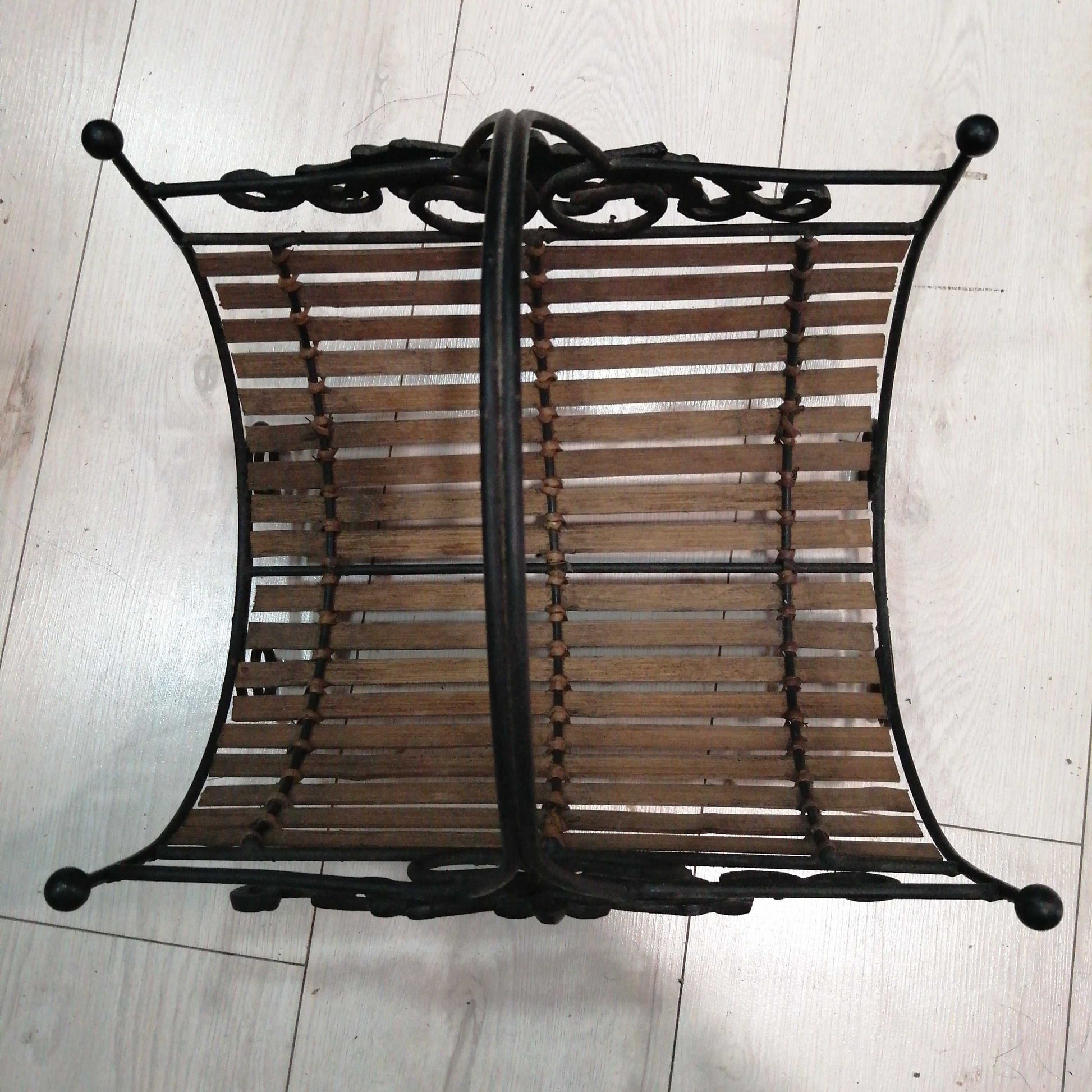Revistero de forja, calidad excepcional en cada detalle - Cositas Antiguas – La Guadaña, Anticuarios Online en Jerez , vender antigüedades, muebles antiguos