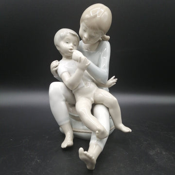 Figura de porcelana niño y niña sentada | Elegancia - Cositas Antiguas – La Guadaña, Anticuarios Online en Jerez , vender antigüedades, muebles antiguos