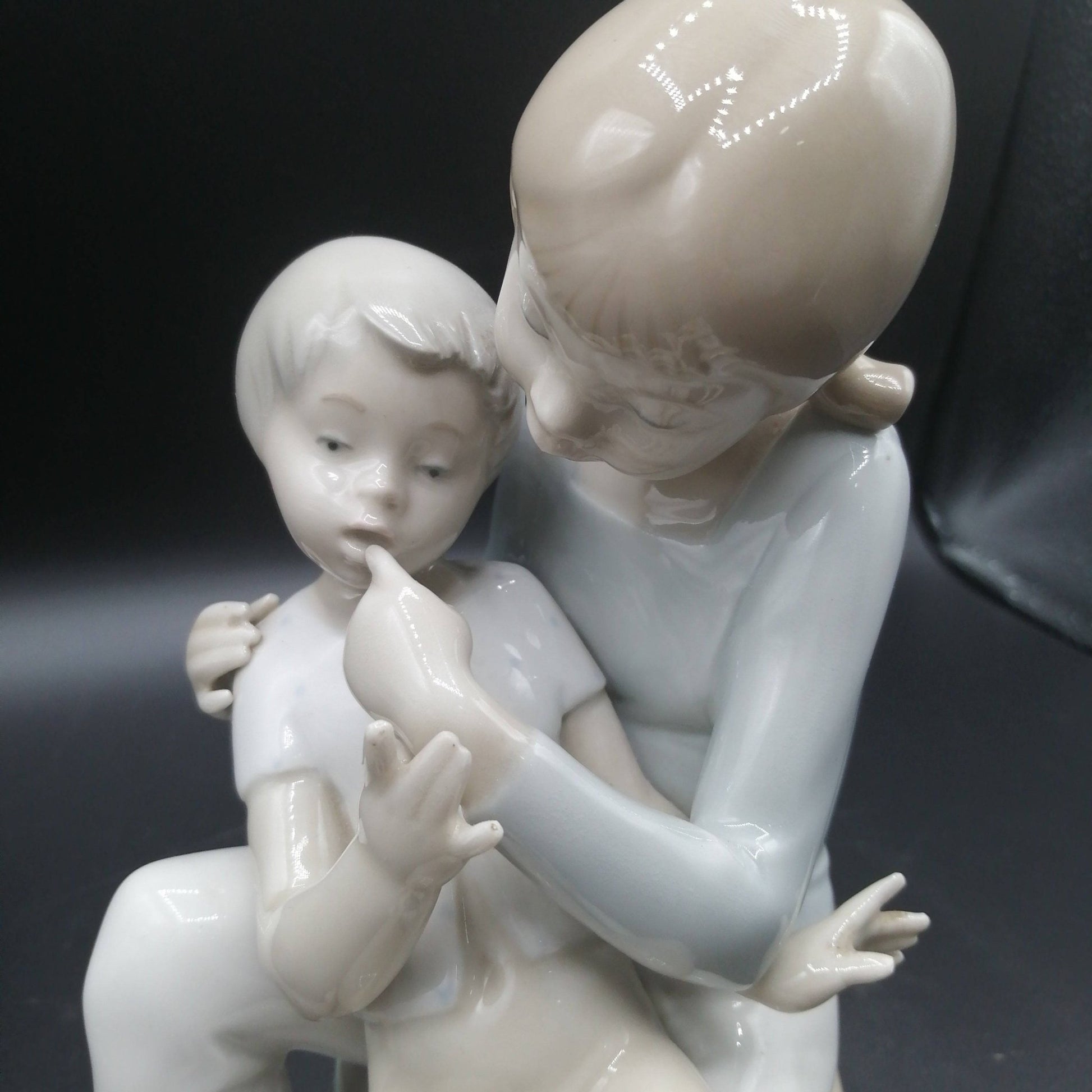 Figura de porcelana niño y niña sentada | Elegancia - Cositas Antiguas – La Guadaña, Anticuarios Online en Jerez , vender antigüedades, muebles antiguos