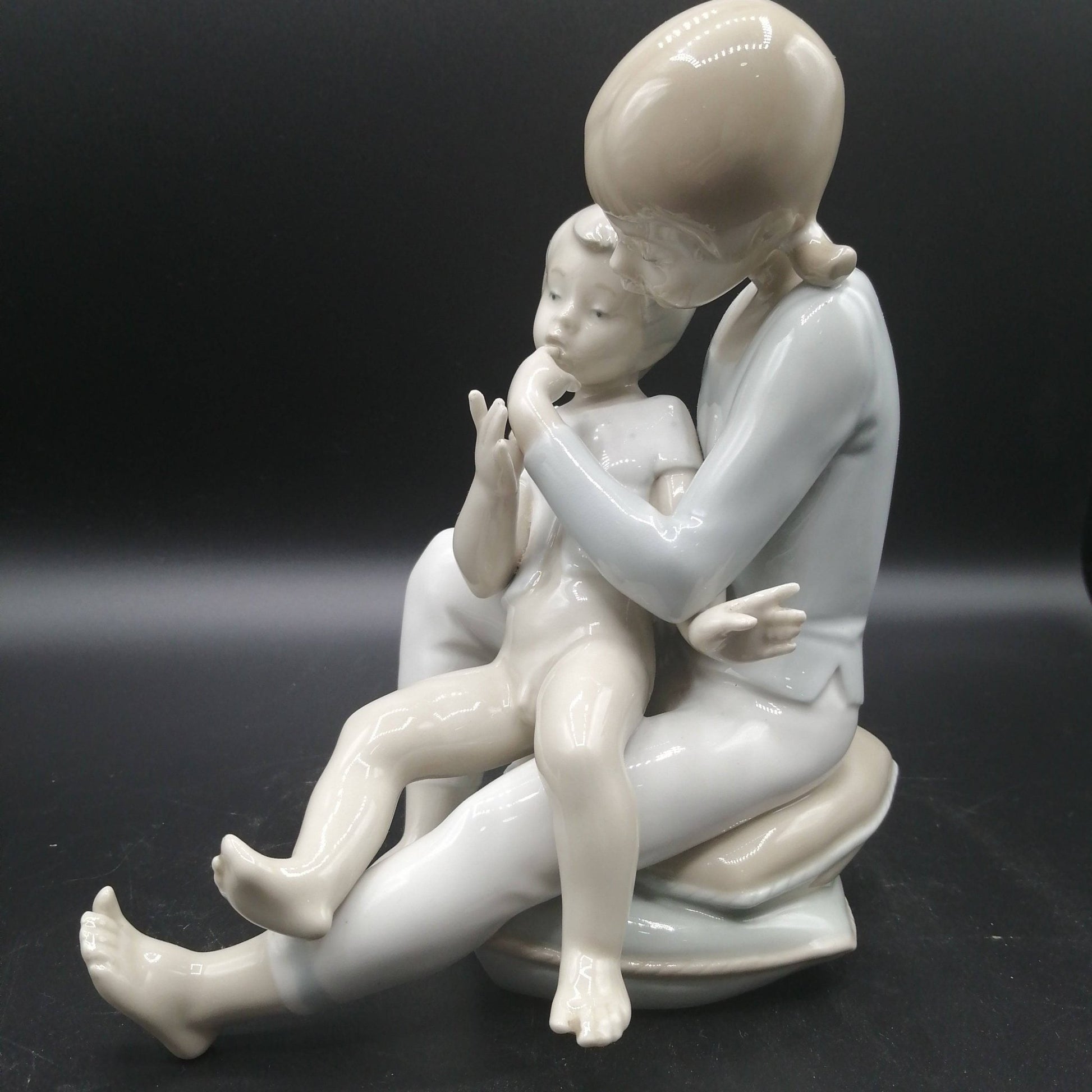 Figura de porcelana niño y niña sentada | Elegancia - Cositas Antiguas – La Guadaña, Anticuarios Online en Jerez , vender antigüedades, muebles antiguos