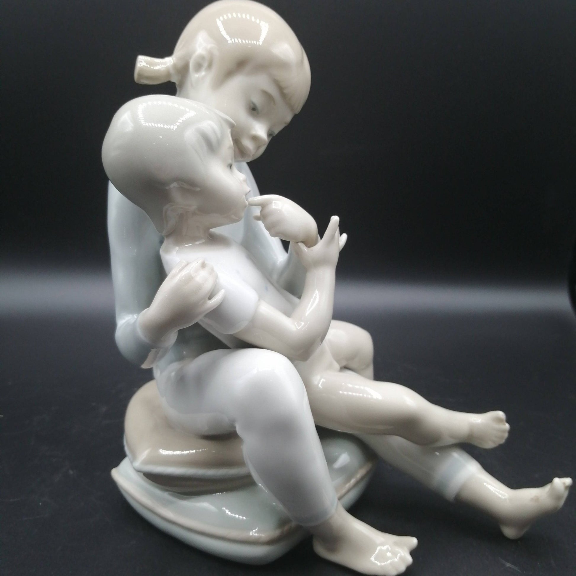 Figura de porcelana niño y niña sentada | Elegancia - Cositas Antiguas – La Guadaña, Anticuarios Online en Jerez , vender antigüedades, muebles antiguos