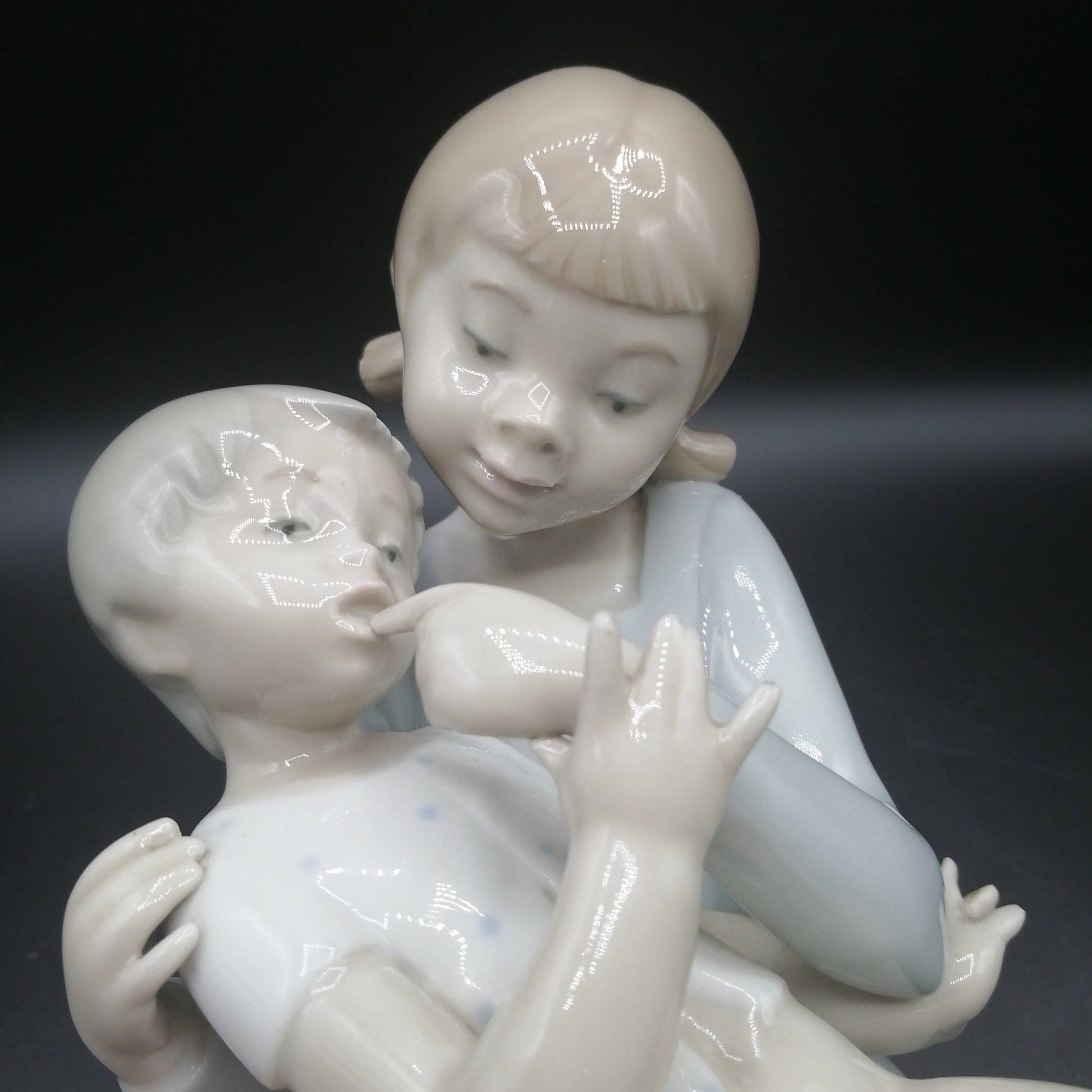 Figura de porcelana niño y niña sentada | Elegancia - Cositas Antiguas – La Guadaña, Anticuarios Online en Jerez , vender antigüedades, muebles antiguos