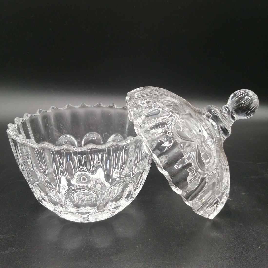 Tarro de Cristal Tallado con Tapa - Elegancia y Funcionalidad - Cositas Antiguas – La Guadaña, Anticuarios Online en Jerez , vender antigüedades, muebles antiguos