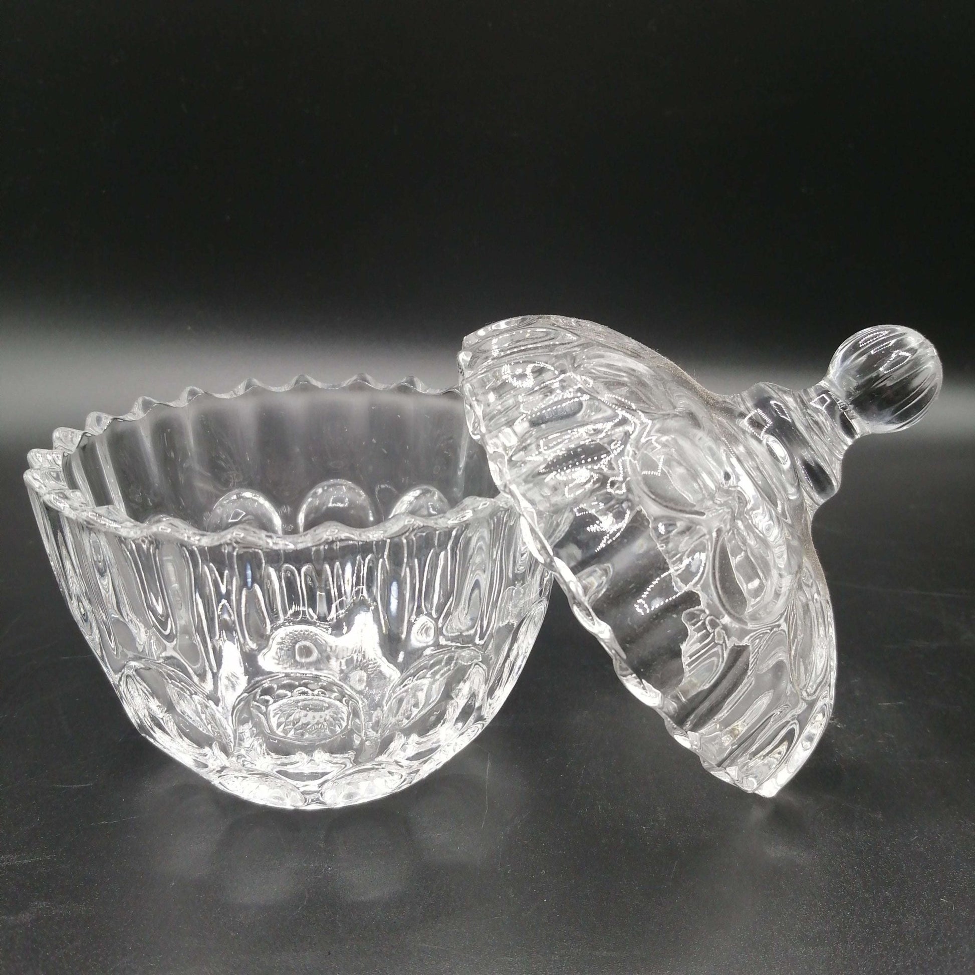 Tarro de Cristal Tallado con Tapa - Elegancia y Funcionalidad - Cositas Antiguas – La Guadaña, Anticuarios Online en Jerez , vender antigüedades, muebles antiguos