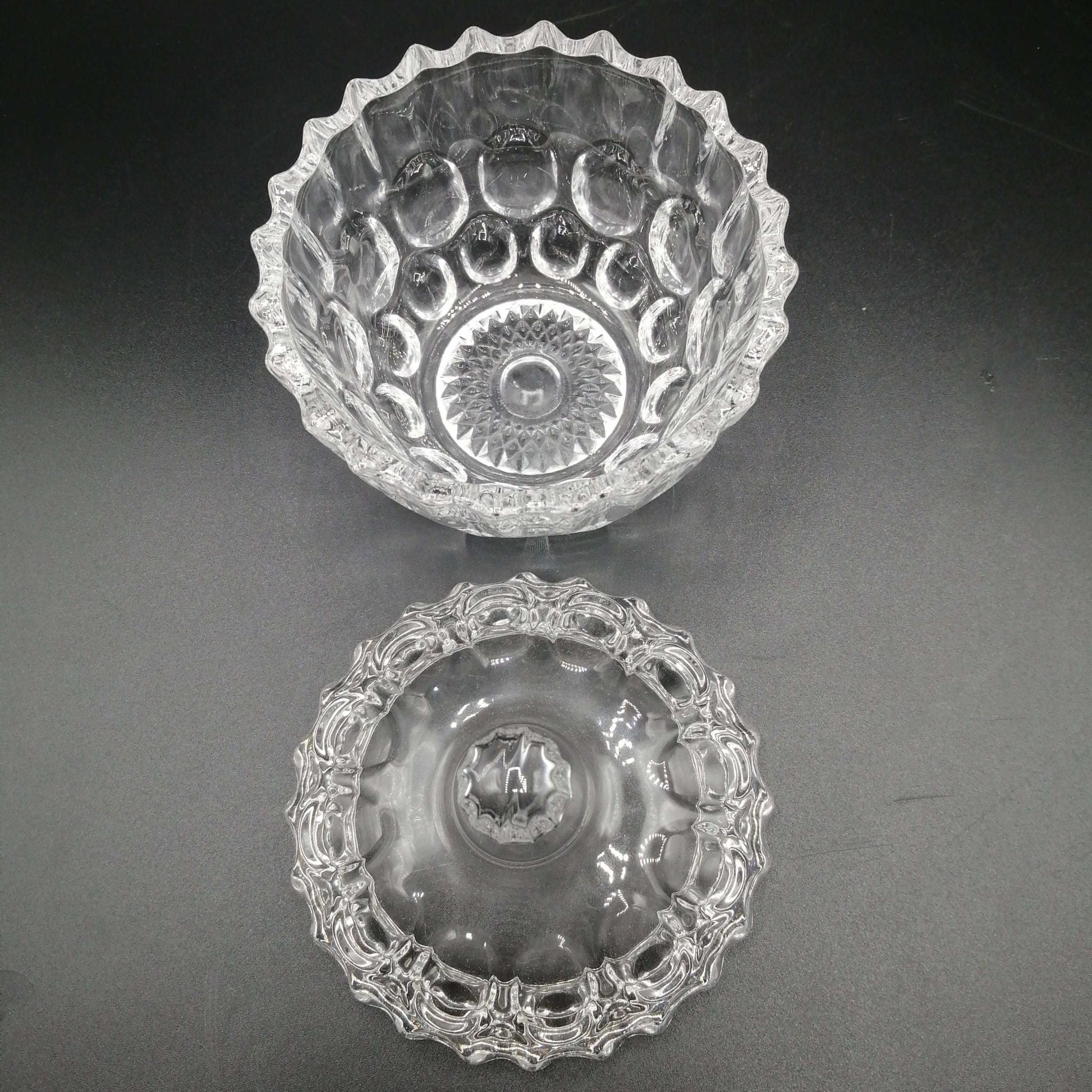 Tarro de Cristal Tallado con Tapa - Elegancia y Funcionalidad - Cositas Antiguas – La Guadaña, Anticuarios Online en Jerez , vender antigüedades, muebles antiguos