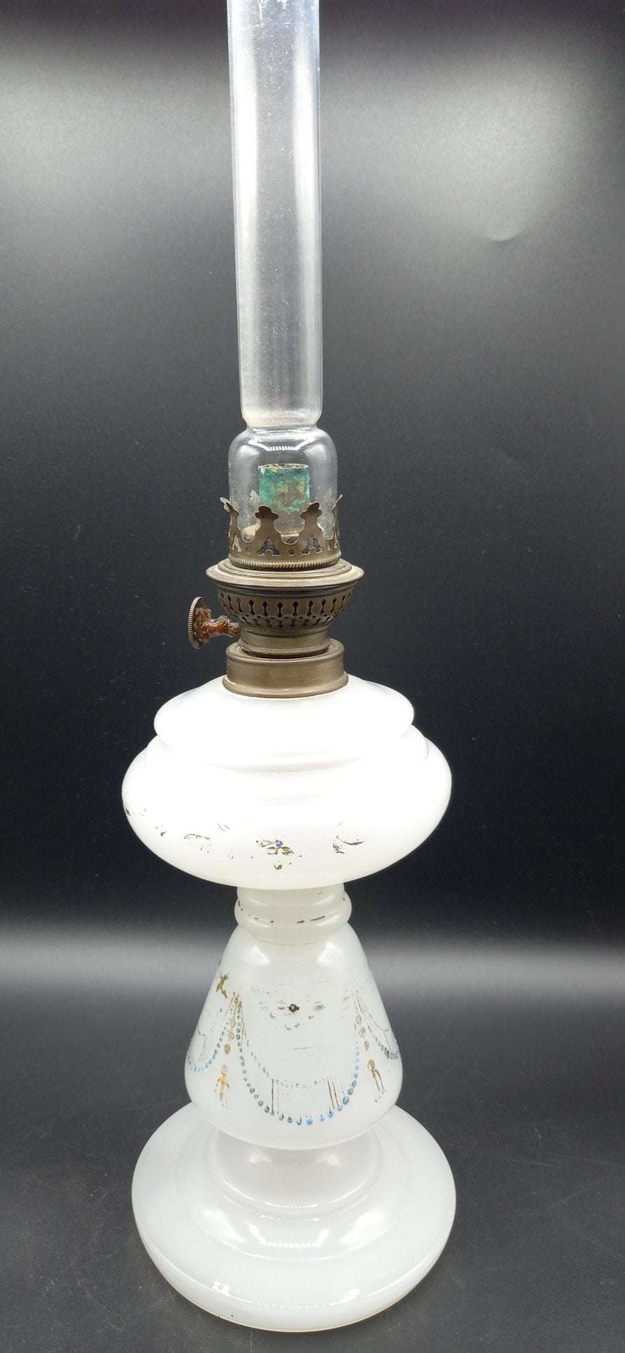 Quinqué de opalina pintado a mano - Elegancia clásica y calidad - Cositas Antiguas – La Guadaña, Anticuarios Online en Jerez , vender antigüedades, muebles antiguos