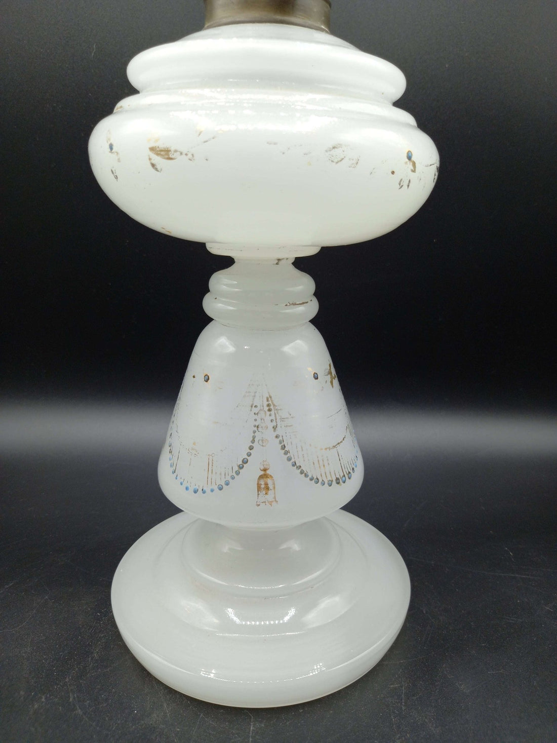 Quinqué de opalina pintado a mano - Elegancia clásica y calidad - Cositas Antiguas – La Guadaña, Anticuarios Online en Jerez , vender antigüedades, muebles antiguos