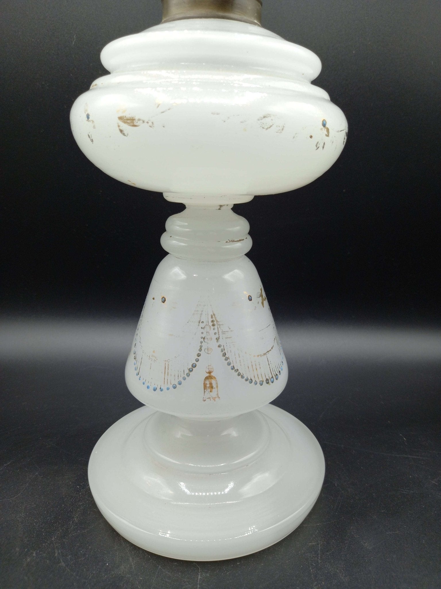 Quinqué de opalina pintado a mano - Elegancia clásica y calidad - Cositas Antiguas – La Guadaña, Anticuarios Online en Jerez , vender antigüedades, muebles antiguos