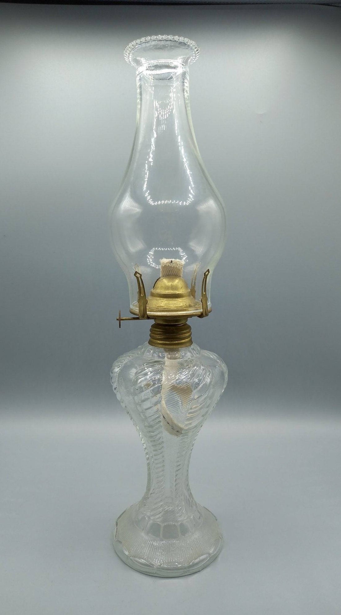 Quinque de cristal antiguo, elegante pieza decorativa - Cositas Antiguas – La Guadaña, Anticuarios Online en Jerez , vender antigüedades, muebles antiguos