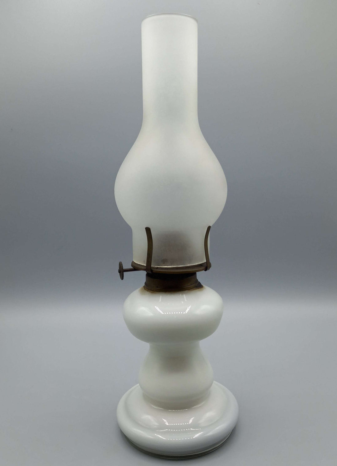 Quinqué de Opalina Antiguo, Iluminación de Época Exquisita - Cositas Antiguas – La Guadaña, Anticuarios Online en Jerez , vender antigüedades, muebles antiguos