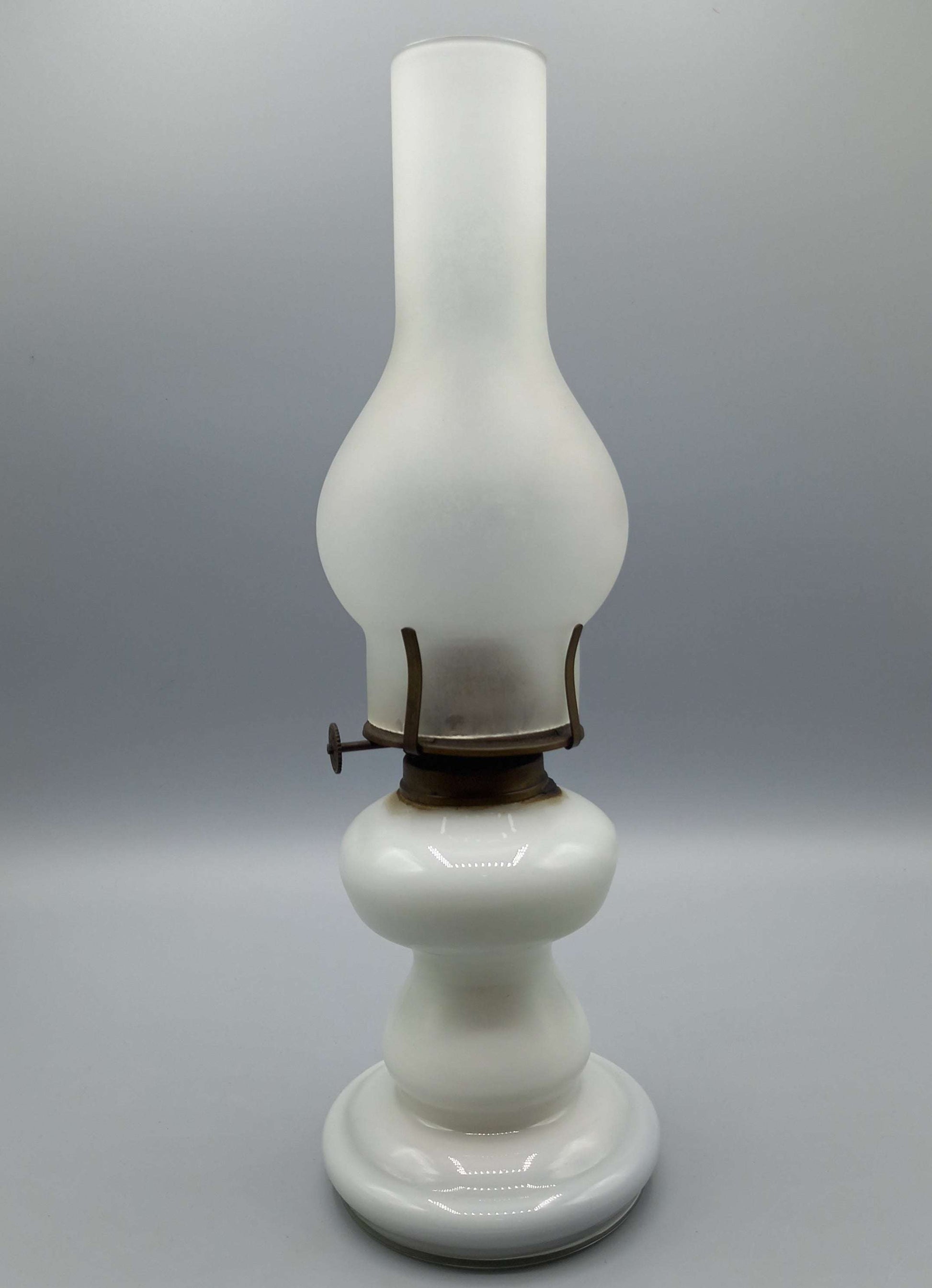 Quinqué de Opalina Antiguo, Iluminación de Época Exquisita - Cositas Antiguas – La Guadaña, Anticuarios Online en Jerez , vender antigüedades, muebles antiguos