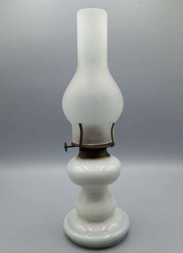 Quinqué de Opalina Antiguo, Iluminación de Época Exquisita - Cositas Antiguas – La Guadaña, Anticuarios Online en Jerez , vender antigüedades, muebles antiguos