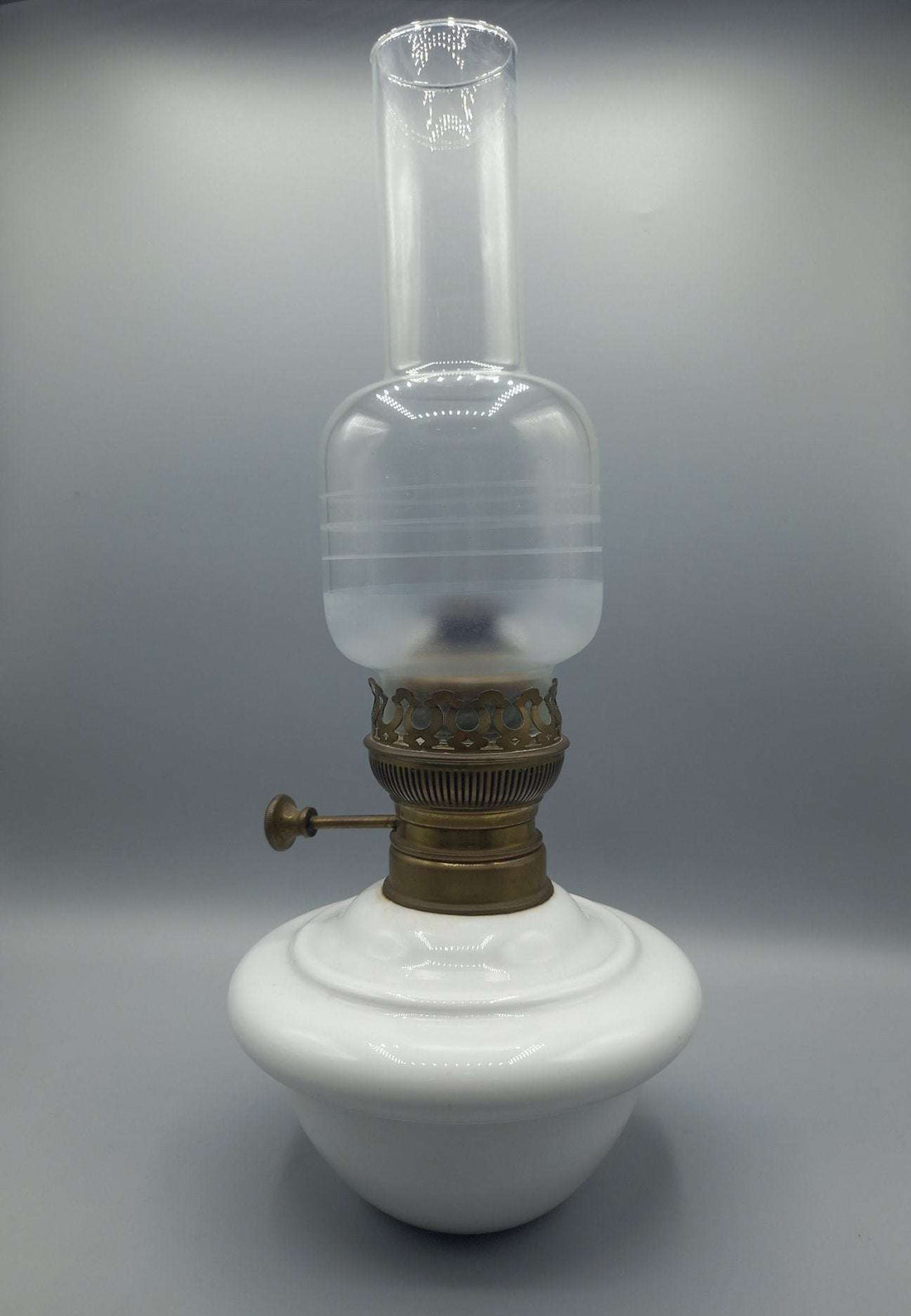 Quinque de Opalina Blanca para Mesa - Cositas Antiguas – La Guadaña, Anticuarios Online en Jerez , vender antigüedades, muebles antiguos