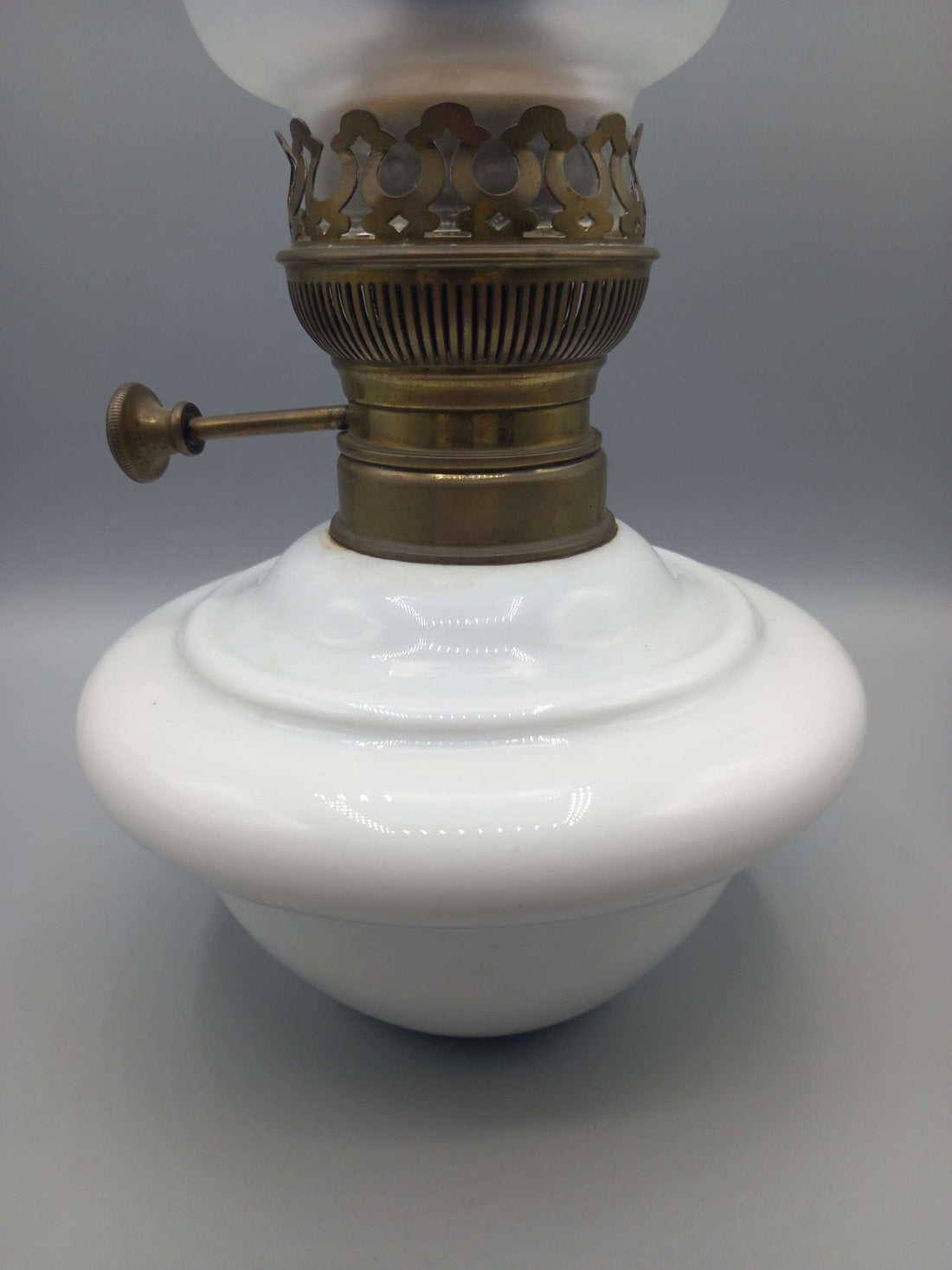 Quinque de Opalina Blanca para Mesa - Cositas Antiguas – La Guadaña, Anticuarios Online en Jerez , vender antigüedades, muebles antiguos
