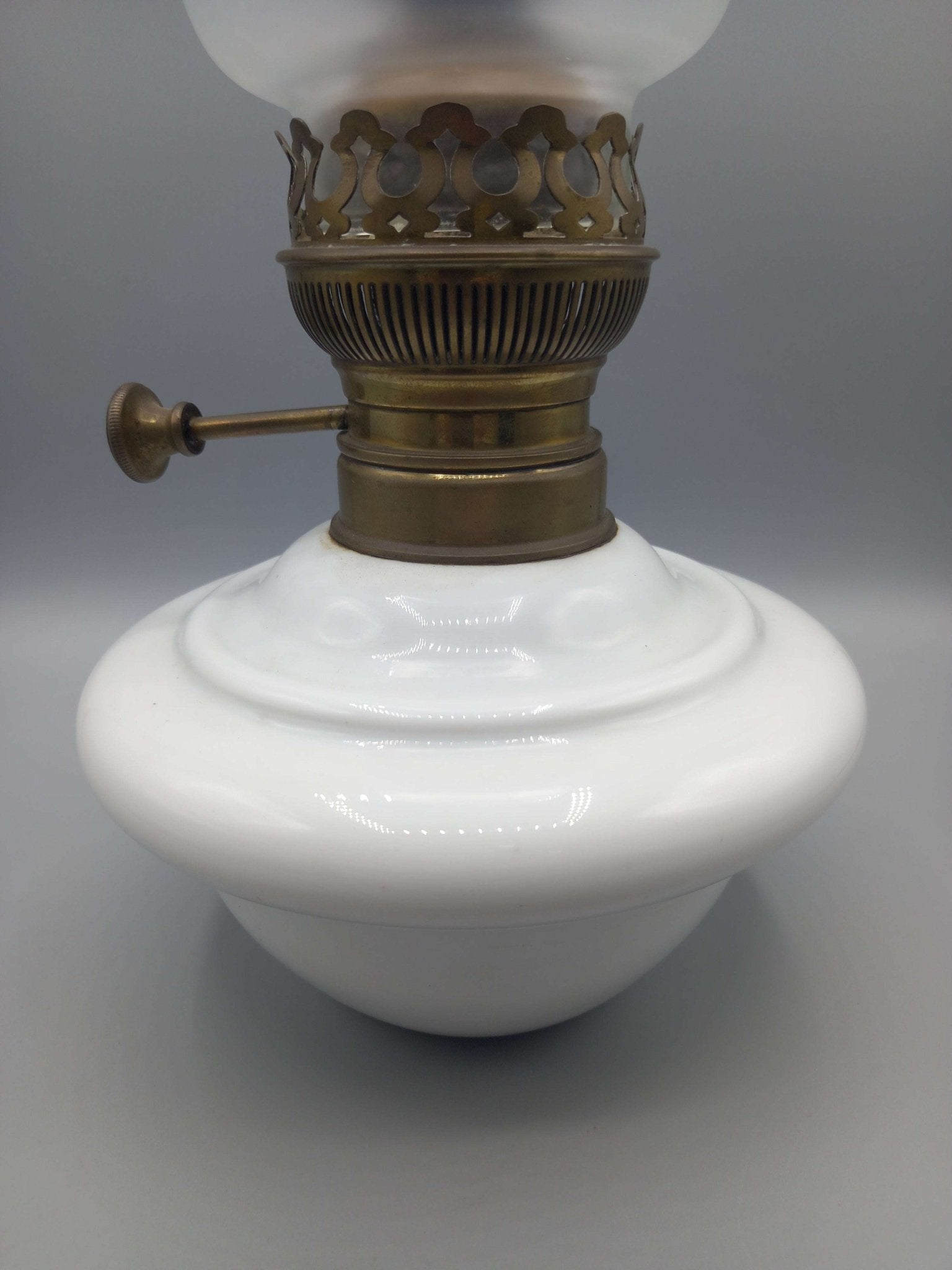 Quinque de Opalina Blanca para Mesa - Cositas Antiguas – La Guadaña, Anticuarios Online en Jerez , vender antigüedades, muebles antiguos