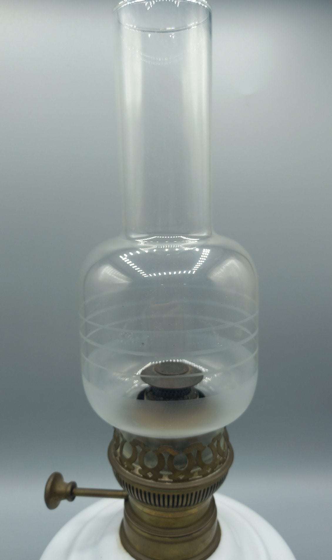 Quinque de Opalina Blanca para Mesa - Cositas Antiguas – La Guadaña, Anticuarios Online en Jerez , vender antigüedades, muebles antiguos