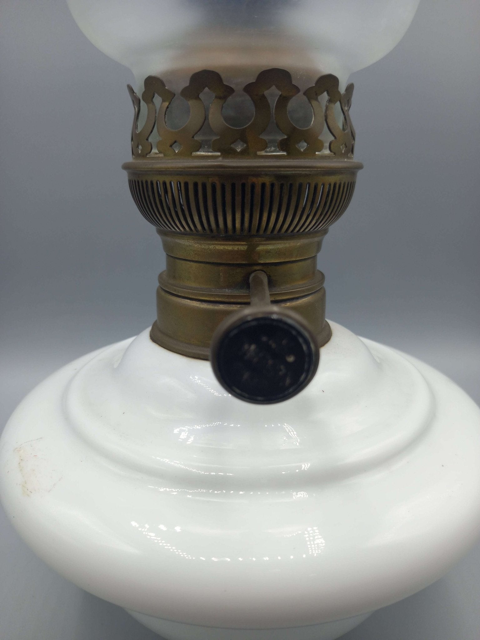Quinque de Opalina Blanca para Mesa - Cositas Antiguas – La Guadaña, Anticuarios Online en Jerez , vender antigüedades, muebles antiguos