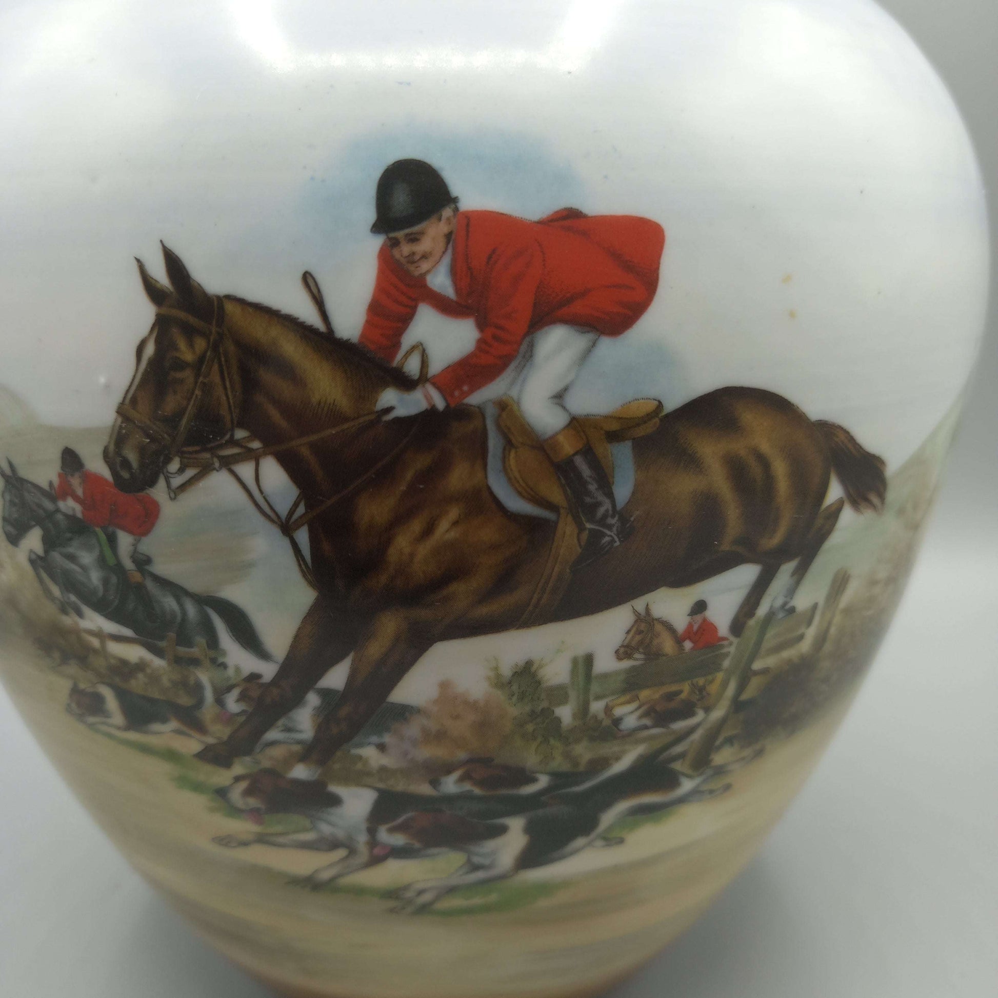 Tibor de porcelana pintado a mano con cacería inglesa, exclusivo - Cositas Antiguas – La Guadaña, Anticuarios Online en Jerez