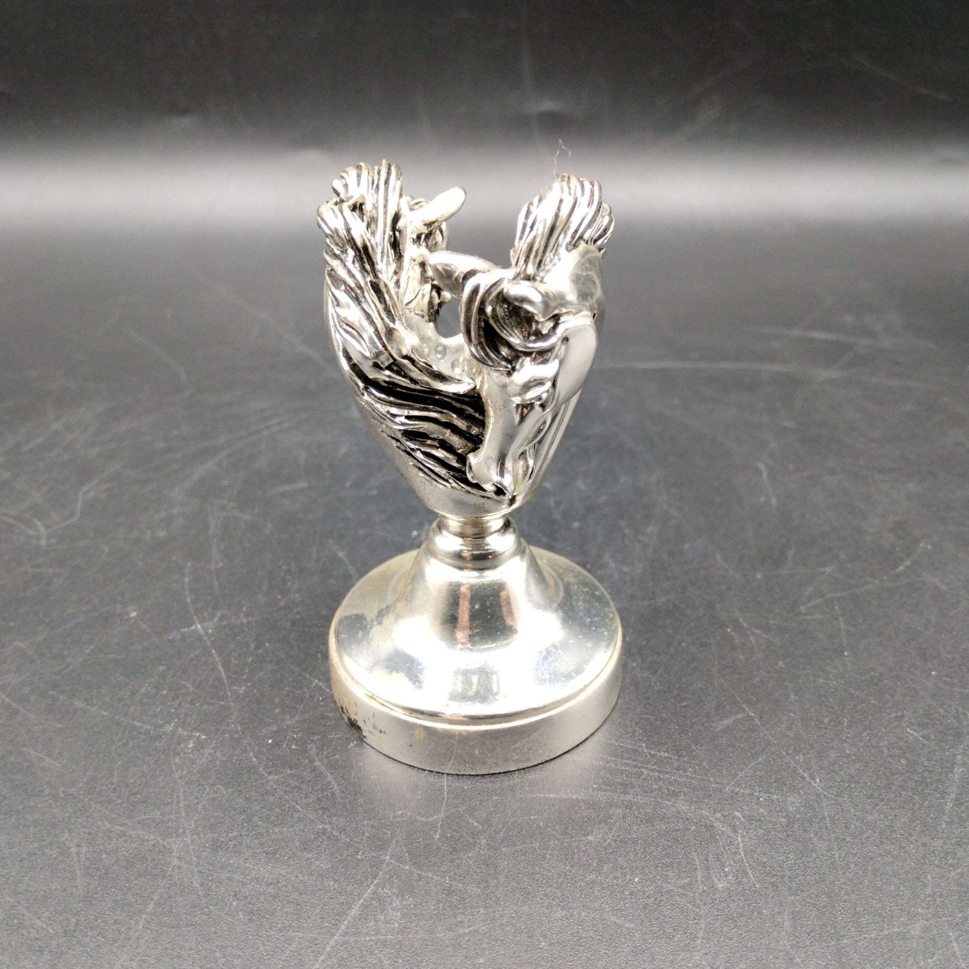 Sello de Lacre con Motivo de Caballos – Metal Plateado de Alta Calidad - Cositas Antiguas – La Guadaña, Anticuarios Online en Jerez , vender antigüedades, muebles antiguos