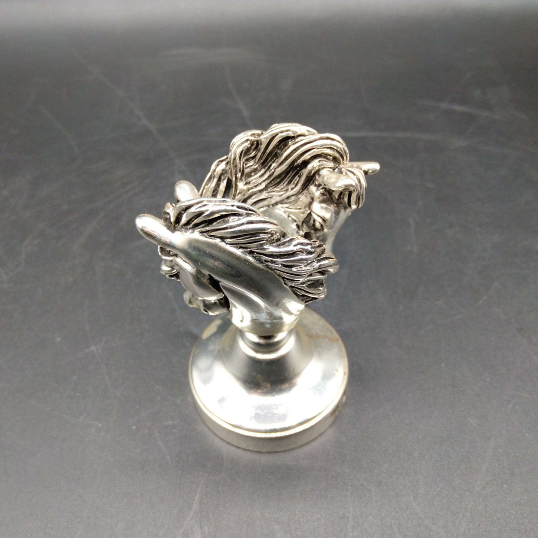 Sello de Lacre con Motivo de Caballos – Metal Plateado de Alta Calidad - Cositas Antiguas – La Guadaña, Anticuarios Online en Jerez , vender antigüedades, muebles antiguos